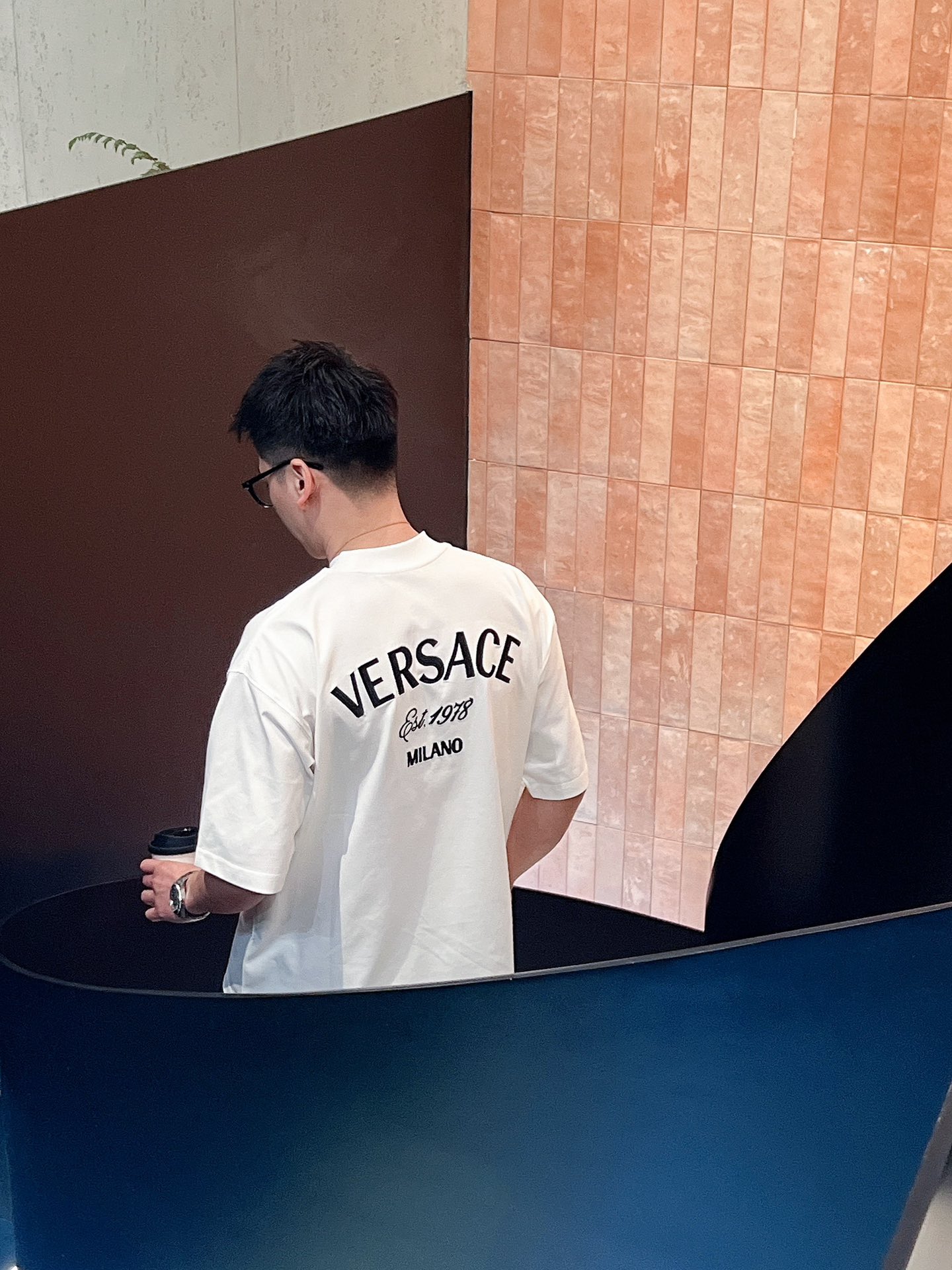 范思哲Versace2024ss新工艺logo微阔版圆领男士短袖T恤新季新推系列将标识巧妙融入设计塑就一