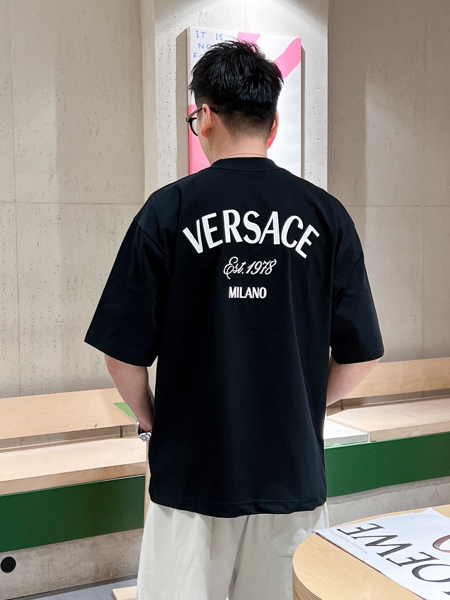 范思哲Versace2024ss新工艺logo微阔版圆领男士短袖T恤新季新推系列将标识巧妙融入设计塑就一