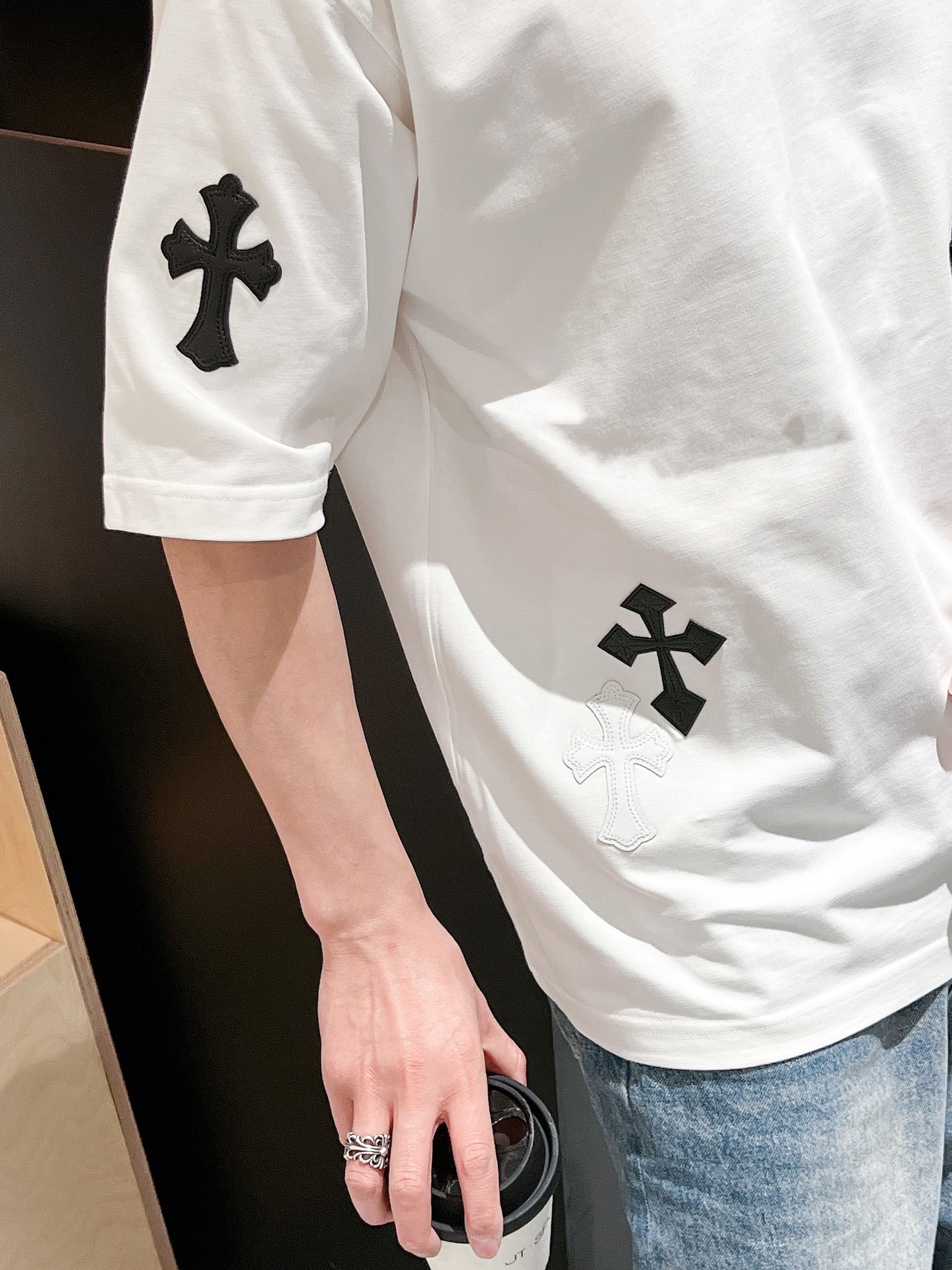 克罗心CH2024ss新工艺logo微阔版圆领男士短袖T恤新季新推系列将标识巧妙融入设计塑就一系列充满复