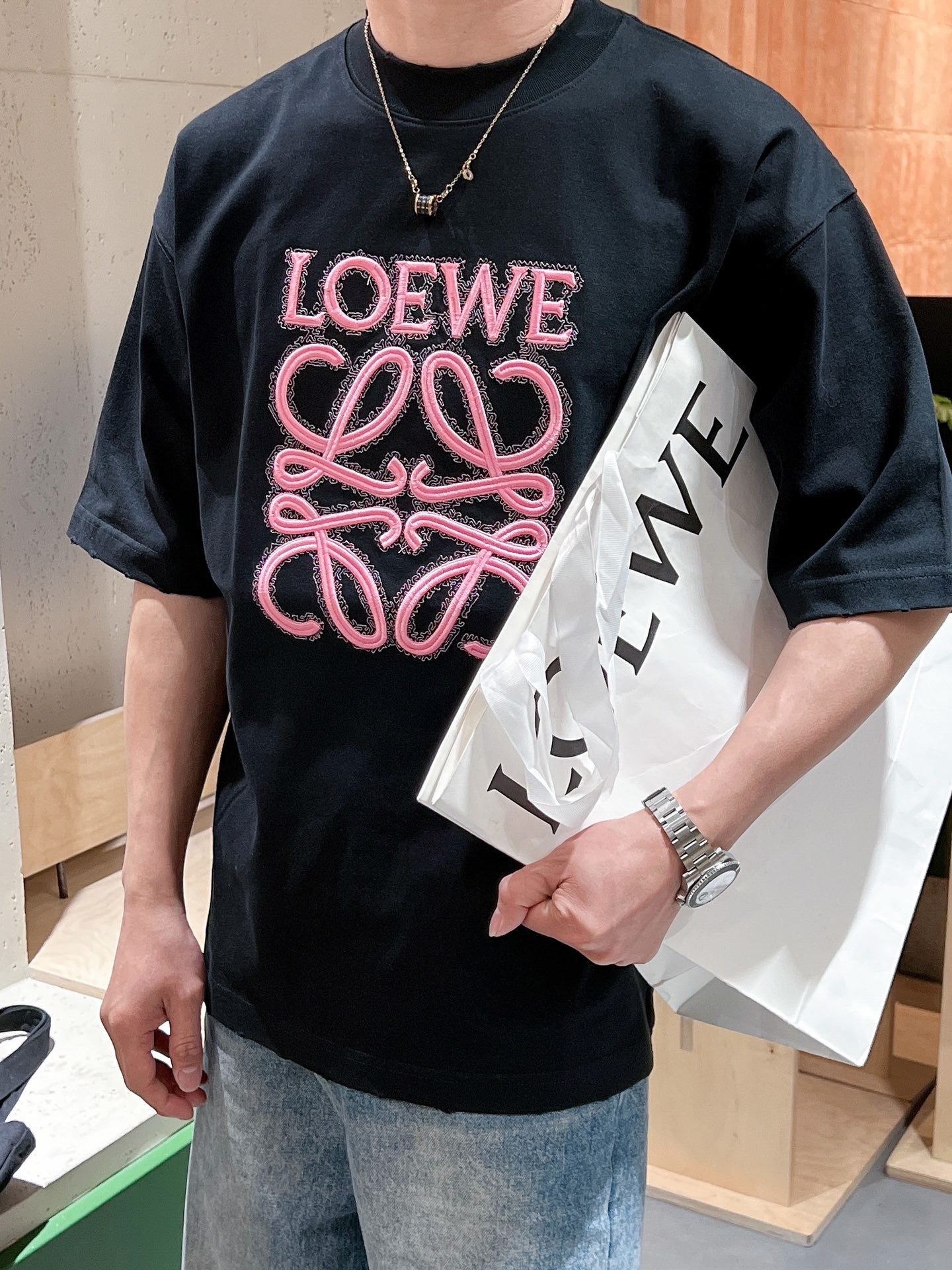 罗意威LOEWE2024ss新工艺logo微阔版圆领男士短袖T恤新季新推系列将标识巧妙融入设计塑就一系列