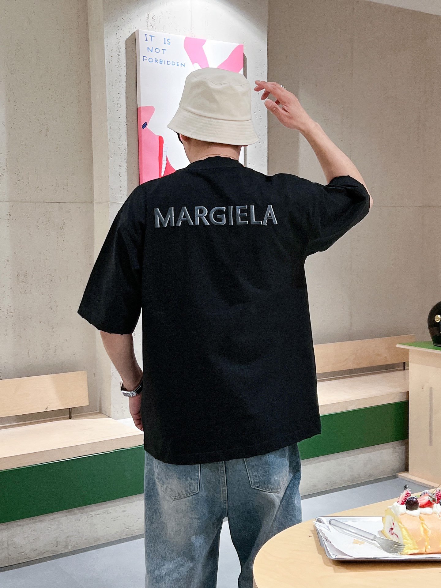 马吉拉MM62024ss新工艺logo微阔版圆领男士短袖T恤新季新推系列将标识巧妙融入设计塑就一系列充满