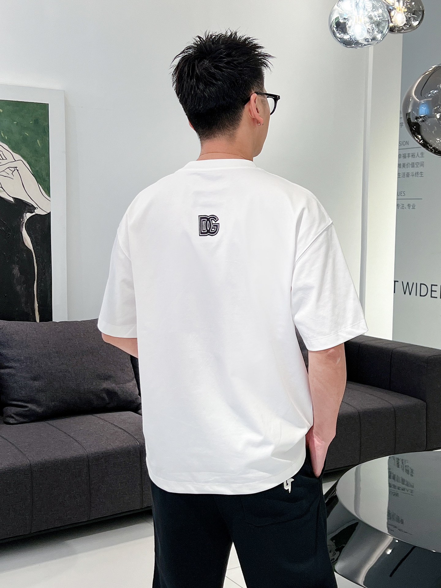 杜嘉班D&G2024ss新工艺logo微阔版圆领男士短袖T恤新季新推系列将标识巧妙融入设计塑就一系列充满