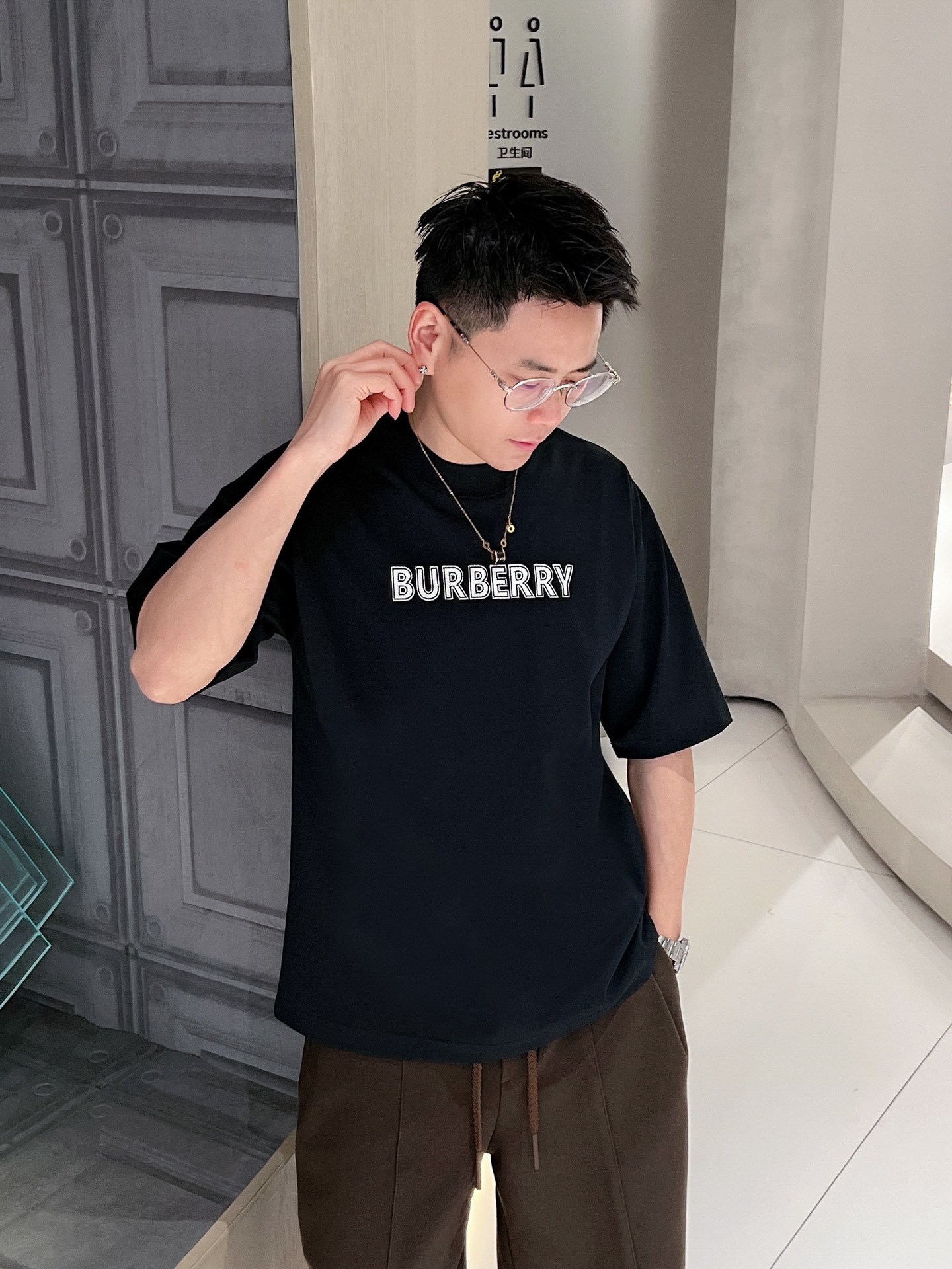 巴宝莉BURBERRY2024ss新工艺logo微阔版圆领男士短袖T恤新季新推系列将标识巧妙融入设计塑就