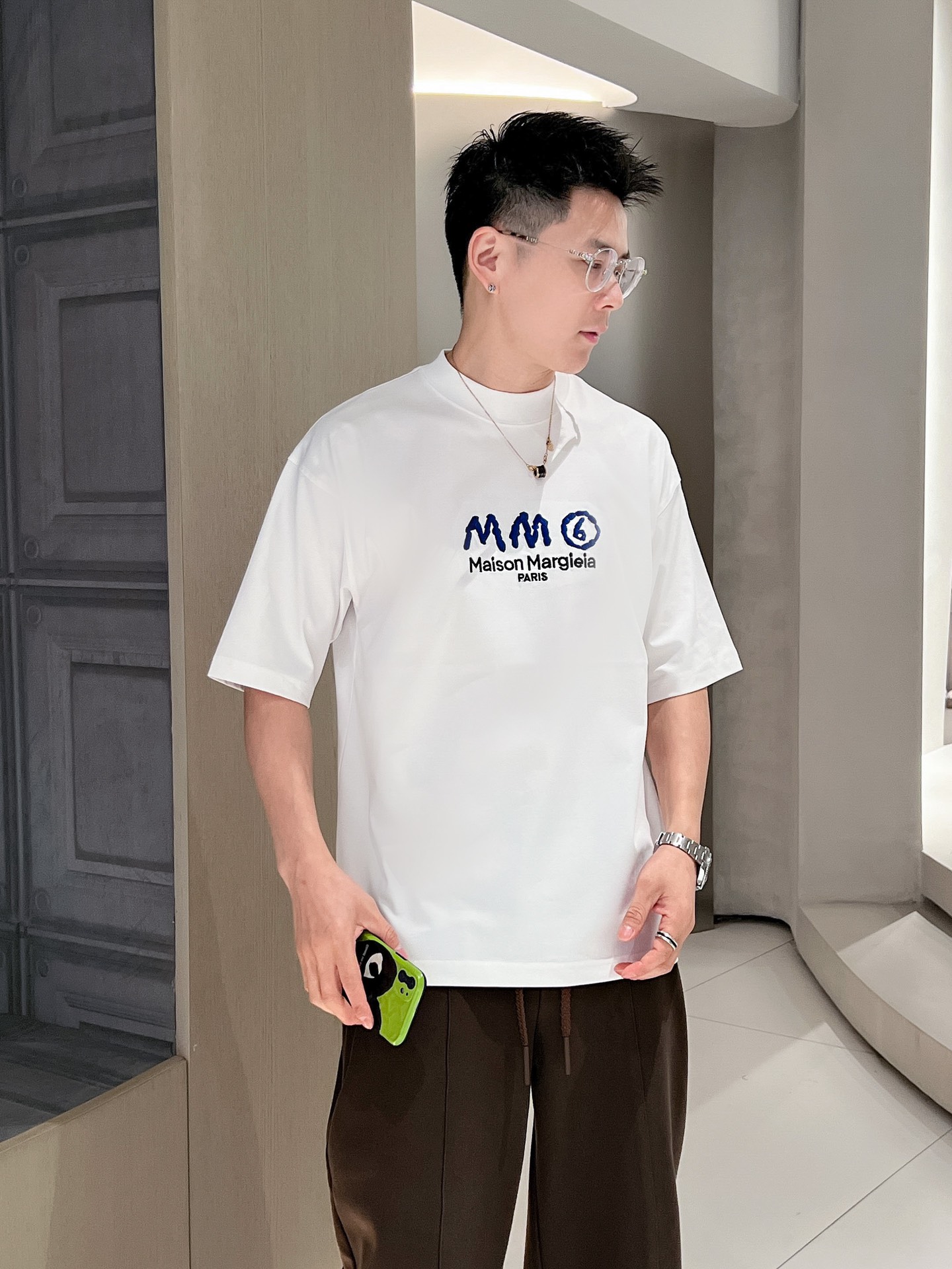 马吉拉MM62024ss新工艺logo微阔版圆领男士短袖T恤新季新推系列将标识巧妙融入设计塑就一系列充满
