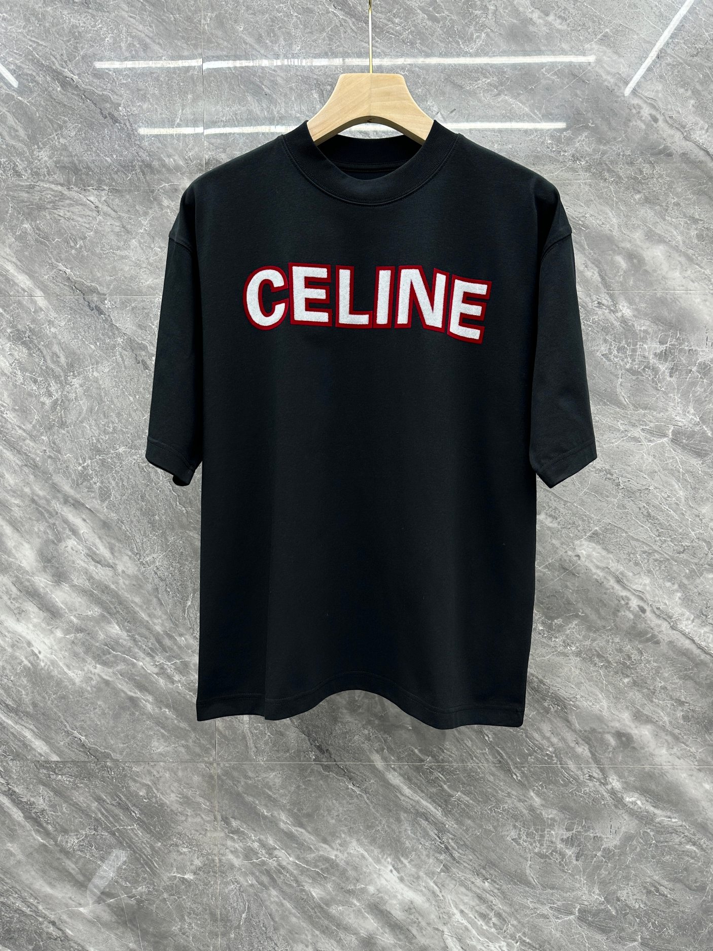 NO:512825,The event model continues to be effective and makes more than 20. Celine 2025 new heavy autumn and winter T-shirt, synchronized on the official website. Original 1-1 repetition, washing and cutting process, fine workmanship, undeniable jacquard logo pattern design, original hardware, high-quality polyester fiber fabric, soft and delicate feel, essential items in summer, super handsome upper body effect, super real shot, zero-distance contact texture!  Fabric: High-weight pure cotton Size M-3XL Color: black, white, tees, t-shirt, alexander wang19860909活动款持续有效多让20 . 塞琳 2025新款 重磅秋冬T恤,官网同步 原版1-1复、洗水割烂工艺 ,做工精细无可否认、提花logo图案设计 原版五金 精选优质聚酯纤维面料、手感柔软细腻,夏季必备单品、上身效果超帅气,超真实拍摄、零距离接触质感！ 面料:高克重纯棉 码数M-3XL 颜色: 黑色,白色,,tees，t-shirt,alexander wang,Men's clothing