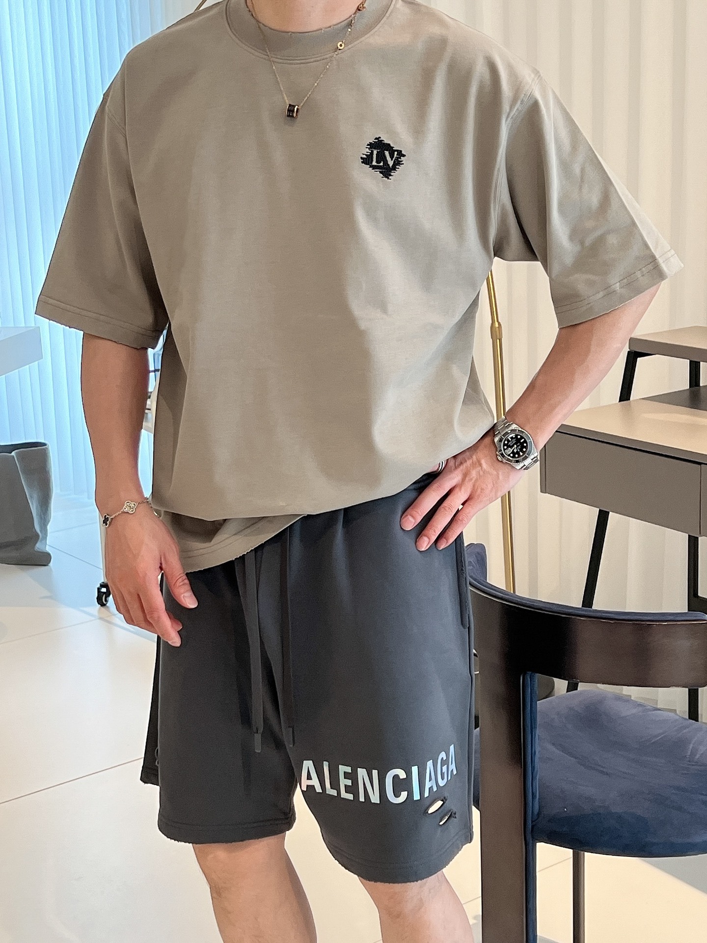 NO:479392,The event model continues to be effective and makes more 20 more. Louis Vuitton LV2025 new process washing, cutting, grinding, spring and summer new style first launch counter latest short-sleeved round neck T-shirt. The same style on the official website, high-end customization, avant-garde and fashionable design!  Brand logo heavy craftsmanship design, high-end pure cotton fabric, soft feel, comfortable to wear, exquisite counter-level car line, fine workmanship, invincible and handsome upper body effect!  A must-have item for handsome men!  Color black white beige code number M-3XL code number is a little larger. Exclusively available, louis vuitton,louis vuitton,T-shirt,tees,t-shirt,alexander wang19860909活动款持续有效多让20 路易威登LV2025新工艺洗水割烂磨破春夏新款首发专柜最新款短袖圆领T恤 官网同款 高端订制 设计前卫时尚！品牌logo重工艺设计 高端定纯棉面料.手感柔软.穿着舒适.专柜级别精致车线.做工精细.上身效果无敌帅气！型男必备单品！ 颜色黑色 白色 米色 码数M-3XL码数偏大一点 独家专供,,louis vuitton,louis vuitton,T-shirt,tees，t-shirt,alexander wang,Men's clothing