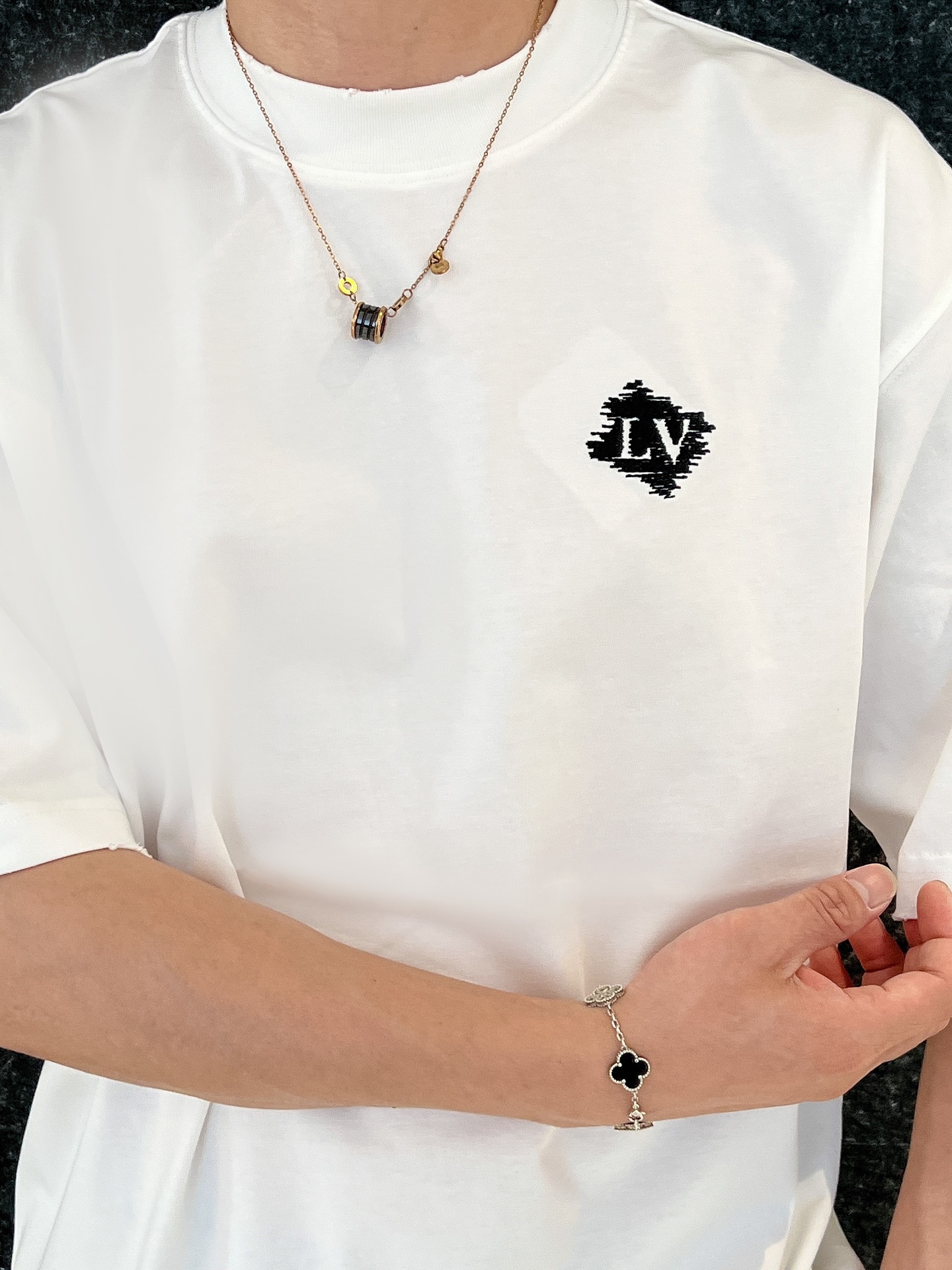 NO:479311,The event model continues to be effective and makes more 20 more. Louis Vuitton LV2025 new process washing, cutting, broken and worn spring and summer new style first-time counter latest short-sleeved round neck T-shirt. The same style on the official website, high-end customization, avant-garde and fashionable design!  Brand logo heavy craftsmanship design, high-end pure cotton fabric, soft feel, comfortable to wear, exquisite counter-level car line, fine workmanship, invincible and handsome upper body effect!  A must-have item for handsome men!  Color black white beige code number M-3XL code number is a little larger exclusive, louis vuitton,louis vuitton,t-shirt,tees,t-shirt,alexander wang19860909活动款持续有效多让20 路易威登LV2025新工艺洗水割烂磨破春夏新款首发专柜最新款短袖圆领T恤 官网同款 高端订制 设计前卫时尚！品牌logo重工艺设计 高端定纯棉面料.手感柔软.穿着舒适.专柜级别精致车线.做工精细.上身效果无敌帅气！型男必备单品！ 颜色黑色 白色 米色 码数M-3XL码数偏大一点 独家专供,,louis vuitton,louis vuitton,T-shirt,tees，t-shirt,alexander wang,Men's clothing