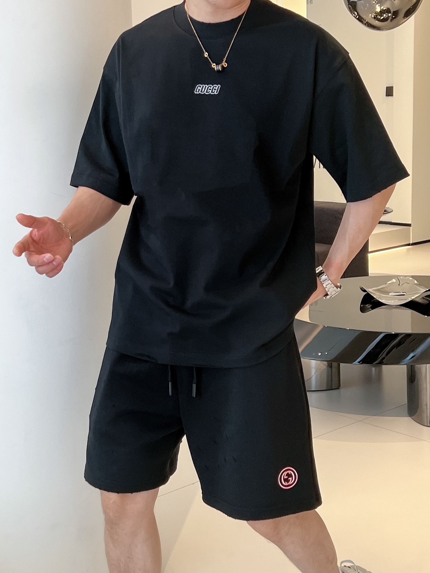 NO:512816,The event model continues to be effective and makes more 20. Gucci 2025 new craft spring and summer new model first launch counter latest short-sleeved round neck T-shirt, the same style on the official website, high-end customization, avant-garde and fashionable design!  Brand logo heavy craftsmanship design, high-end pure cotton fabric, soft feel, comfortable to wear, exquisite counter-level car line, fine workmanship, invincible and handsome upper body effect!  A must-have item for handsome men!  Color black white code number M-3XL code number is a little larger, gucci, T-shirt,tees, t-shirt,alexander wang19860909活动款持续有效多让20 . 古驰2025新工艺春夏新款首发专柜最新款短袖圆领T恤 官网同款 高端订制 设计前卫时尚！品牌logo重工艺设计 高端定纯棉面料.手感柔软.穿着舒适.专柜级别精致车线.做工精细.上身效果无敌帅气！型男必备单品！ 颜色黑色 白色 码数M-3XL码数偏大一点,,gucci,T-shirt,tees，t-shirt,alexander wang,Men's clothing