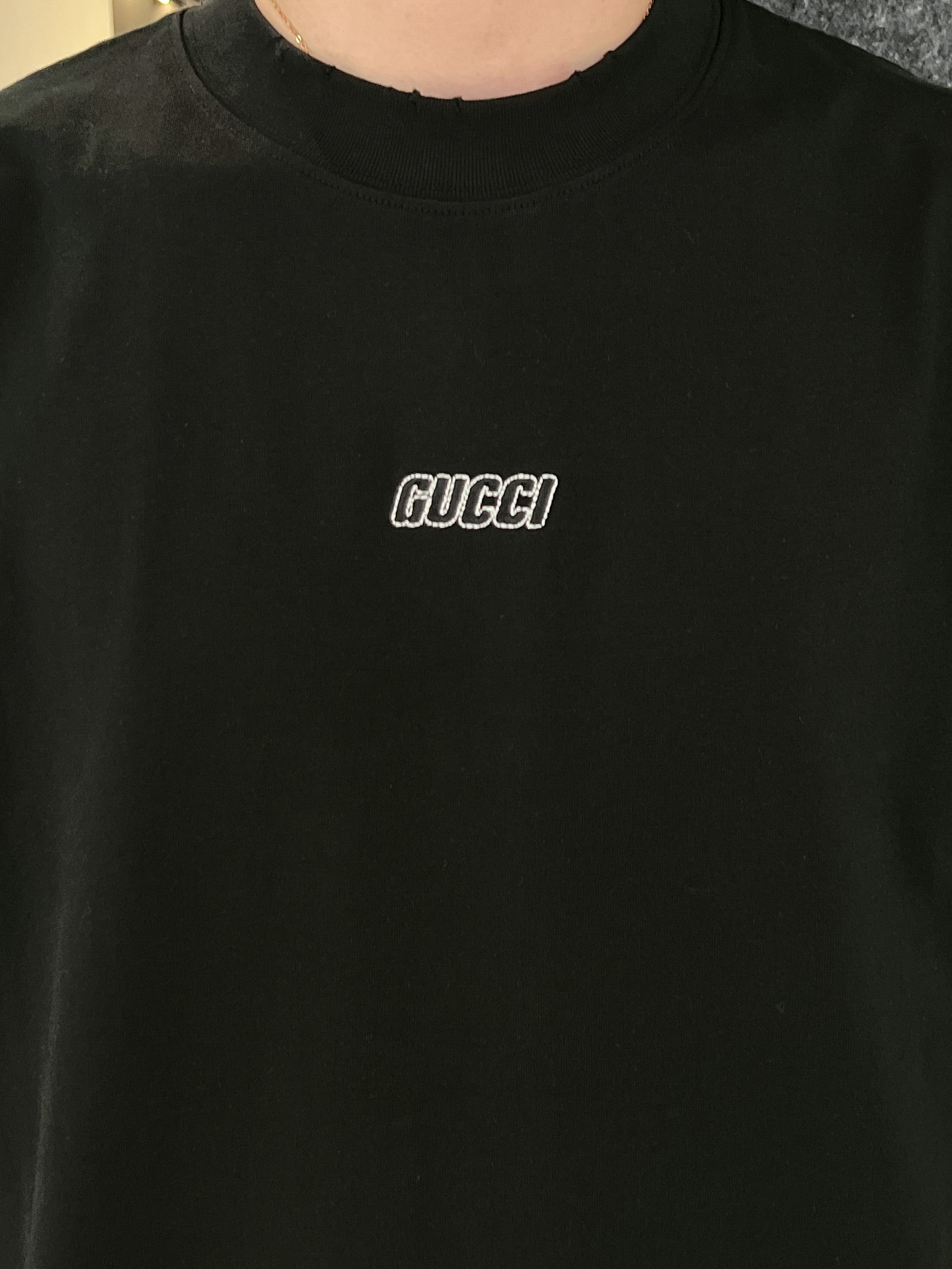 NO:155881,Gucci 2025 new process, washing, cutting, grinding, spring and summer new style, the latest short-sleeved round-neck T-shirt, the same style on the official website, high-end customization, avant-garde and fashionable design!  Brand logo heavy craftsmanship design, high-end pure cotton fabric, soft feel, comfortable to wear, exquisite counter-level car line, fine workmanship, invincible and handsome upper body effect!  A must-have item for handsome men!  Color black white code number M-3XL code number is a little larger. Exclusively available, gucci, T-shirt, tees, t-shirt, alexander wang19860909古驰2025新工艺洗水割烂磨破春夏新款首发专柜最新款短袖圆领T恤 官网同款 高端订制 设计前卫时尚！品牌logo重工艺设计 高端定纯棉面料.手感柔软.穿着舒适.专柜级别精致车线.做工精细.上身效果无敌帅气！型男必备单品！ 颜色黑色 白色 码数M-3XL码数偏大一点 独家专供,,gucci,T-shirt,tees，t-shirt,alexander wang,Men's clothing