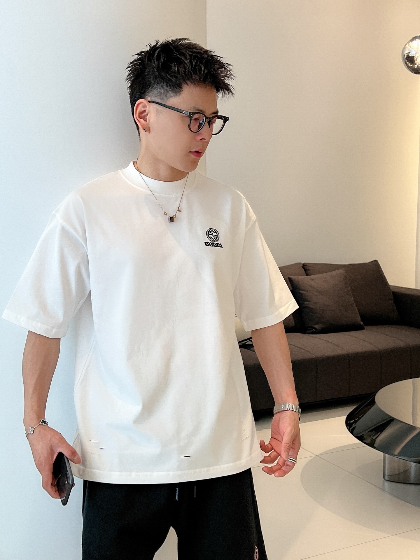 NO:512830,The event model continues to be effective and makes more 20. Gucci 2025 new craft spring and summer new model first launch counter latest short-sleeved round neck T-shirt, the same style on the official website, high-end customization, avant-garde and fashionable design!  Brand logo heavy craftsmanship design, high-end pure cotton fabric, soft feel, comfortable to wear, exquisite counter-level car line, fine workmanship, invincible and handsome upper body effect!  A must-have item for handsome men!  Color black white code number M-3XL code number is a little larger, gucci, T-shirt,tees, t-shirt,alexander wang19860909活动款持续有效多让20 . 古驰2025新工艺春夏新款首发专柜最新款短袖圆领T恤 官网同款 高端订制 设计前卫时尚！品牌logo重工艺设计 高端定纯棉面料.手感柔软.穿着舒适.专柜级别精致车线.做工精细.上身效果无敌帅气！型男必备单品！ 颜色黑色 白色 码数M-3XL码数偏大一点,,gucci,T-shirt,tees，t-shirt,alexander wang,Men's clothing