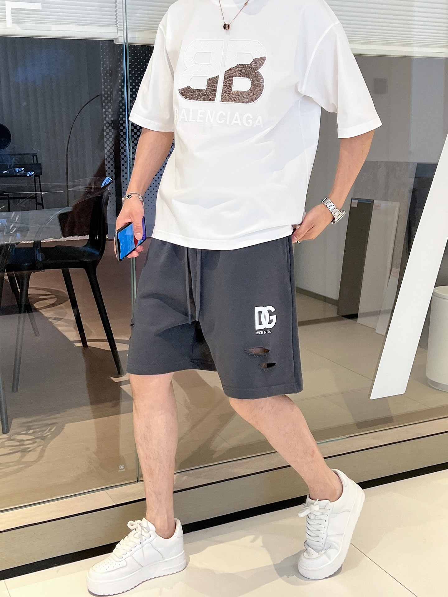 NO:443447,The event model continues to be effective and makes more than 20 more. Balenciaga new craft washing, water cutting, broken and broken spring and summer new styles are the latest short-sleeved round-neck T-shirt in the first counter. The same style on the official website, high-end customization, avant-garde and fashionable design!  Brand logo heavy craftsmanship design, high-end pure cotton fabric, soft feel, comfortable to wear, exquisite counter-level car line, fine workmanship, invincible and handsome upper body effect!  A must-have item for handsome men!  Color black white code number M-3XL code number is a little larger. Exclusively available, balenciaga, T-shirt,tees, t-shirt,alexander wang19860909活动款持续有效多让20 巴黎世家新工艺洗水割烂磨破春夏新款首发专柜最新款短袖圆领T恤 官网同款 高端订制 设计前卫时尚！品牌logo重工艺设计 高端定纯棉面料.手感柔软.穿着舒适.专柜级别精致车线.做工精细.上身效果无敌帅气！型男必备单品！ 颜色黑色 白色 码数M-3XL码数偏大一点 独家专供,,balenciaga,T-shirt,tees，t-shirt,alexander wang,Men's clothing