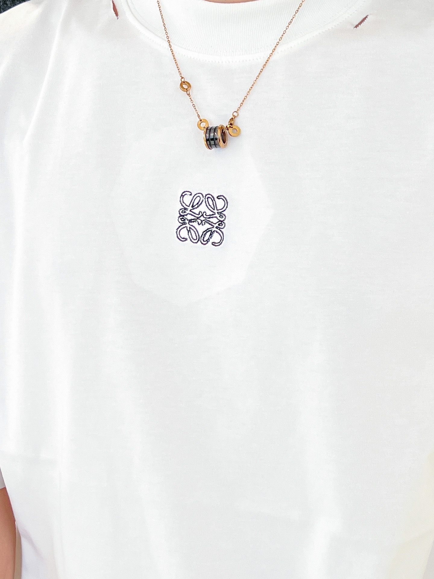 NO:412488,Luo Yiwei 2025 new technology washing, cutting, grinding, spring and summer new style, the latest short-sleeved round-neck T-shirt in the first counter, the same style on the official website, high-end customization, avant-garde and fashionable design!  Brand logo heavy craftsmanship design, high-end pure cotton fabric, soft feel, comfortable to wear, exquisite counter-level car line, fine workmanship, invincible and handsome upper body effect!  A must-have item for handsome men!  Color black white code number M-3XL code number is a little larger. Exclusively available, loewe, T-shirt,tees, t-shirt,alexander wang19860909罗意威2025新工艺洗水割烂磨破春夏新款首发专柜最新款短袖圆领T恤 官网同款 高端订制 设计前卫时尚！品牌logo重工艺设计 高端定纯棉面料.手感柔软.穿着舒适.专柜级别精致车线.做工精细.上身效果无敌帅气！型男必备单品！ 颜色黑色 白色 码数M-3XL码数偏大一点 独家专供,,loewe,T-shirt,tees，t-shirt,alexander wang,Men's clothing