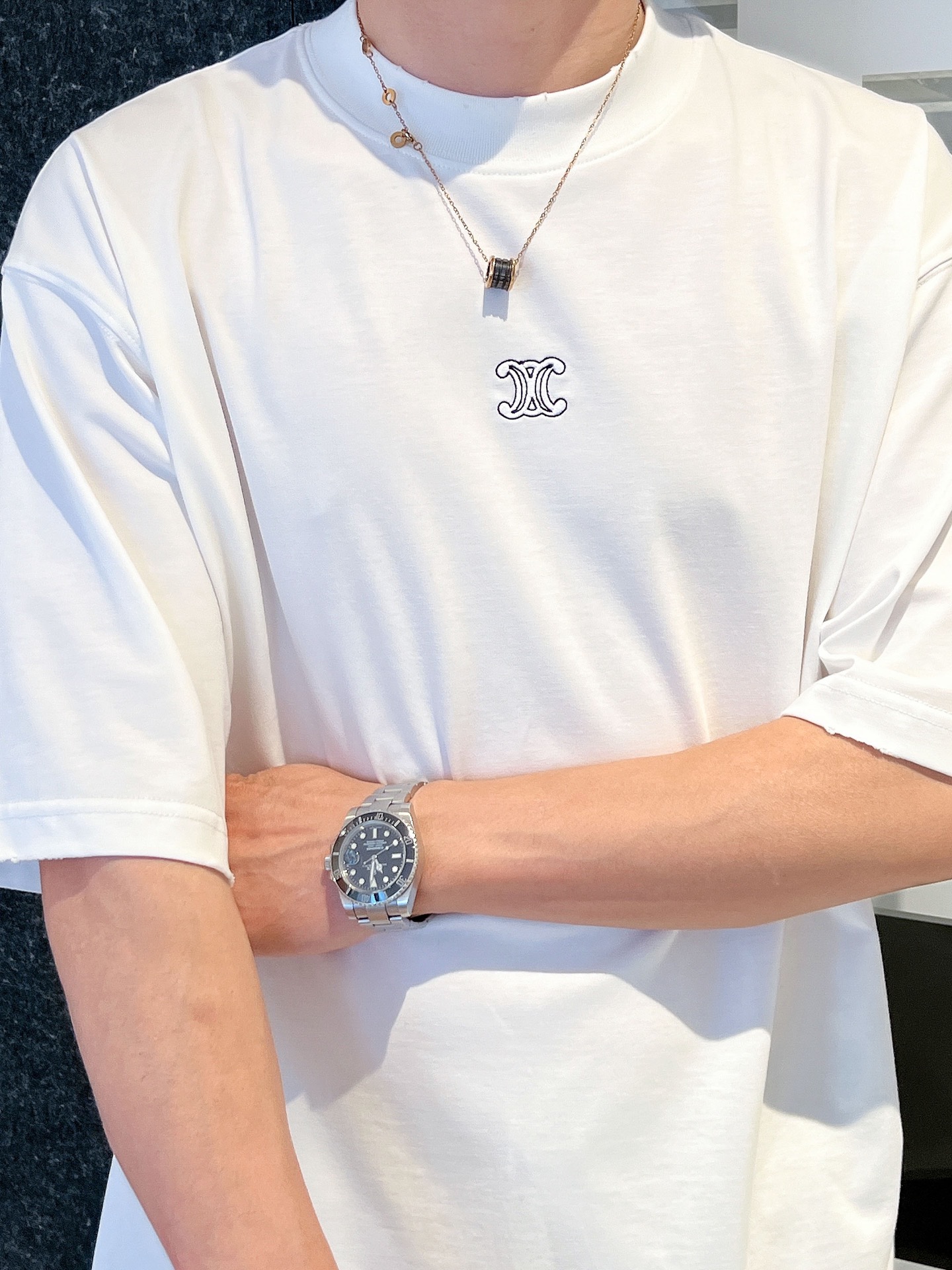 NO:518518,The event model continues to be effective and makes more 20. Selin 2025 new technology wash, cut, worn and worn spring and summer new styles are the latest short-sleeved round neck T-shirt on the official website. The same style is high-end customization, and the design is avant-garde and fashionable!  Brand logo heavy craftsmanship design, high-end pure cotton fabric, soft feel, comfortable to wear, exquisite counter-level car line, fine workmanship, invincible and handsome upper body effect!  A must-have item for handsome men!  Color black white code number M-3XL code number is a little larger, celine, T-shirt,tees, t-shirt,alexander wang19860909活动款持续有效多让20 . 赛琳2025新工艺洗水割烂磨破春夏新款首发专柜最新款短袖圆领T恤 官网同款 高端订制 设计前卫时尚！品牌logo重工艺设计 高端定纯棉面料.手感柔软.穿着舒适.专柜级别精致车线.做工精细.上身效果无敌帅气！型男必备单品！ 颜色黑色 白色 码数M-3XL码数偏大一点,,celine,T-shirt,tees，t-shirt,alexander wang,Men's clothing