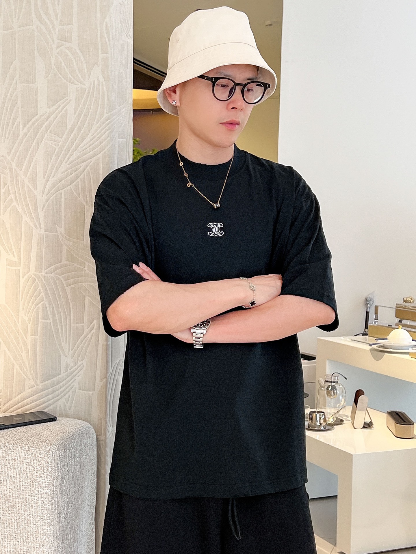 NO:479316,The event model continues to be effective and makes more 20 more. Selin 2025 new craft washing, water cutting, broken and broken spring and summer new styles are the latest short-sleeved round neck T-shirts in the first counter. The same style on the official website, high-end customization, avant-garde and fashionable design!  Brand logo heavy craftsmanship design, high-end pure cotton fabric, soft feel, comfortable to wear, exquisite counter-level car line, fine workmanship, invincible and handsome upper body effect!  A must-have item for handsome men!  Color black white code number M-3XL code number is a little larger. Exclusively available, celine, T-shirt,tees, t-shirt,alexander wang19860909活动款持续有效多让20 赛琳2025新工艺洗水割烂磨破春夏新款首发专柜最新款短袖圆领T恤 官网同款 高端订制 设计前卫时尚！品牌logo重工艺设计 高端定纯棉面料.手感柔软.穿着舒适.专柜级别精致车线.做工精细.上身效果无敌帅气！型男必备单品！ 颜色黑色 白色 码数M-3XL码数偏大一点 独家专供,,celine,T-shirt,tees，t-shirt,alexander wang,Men's clothing