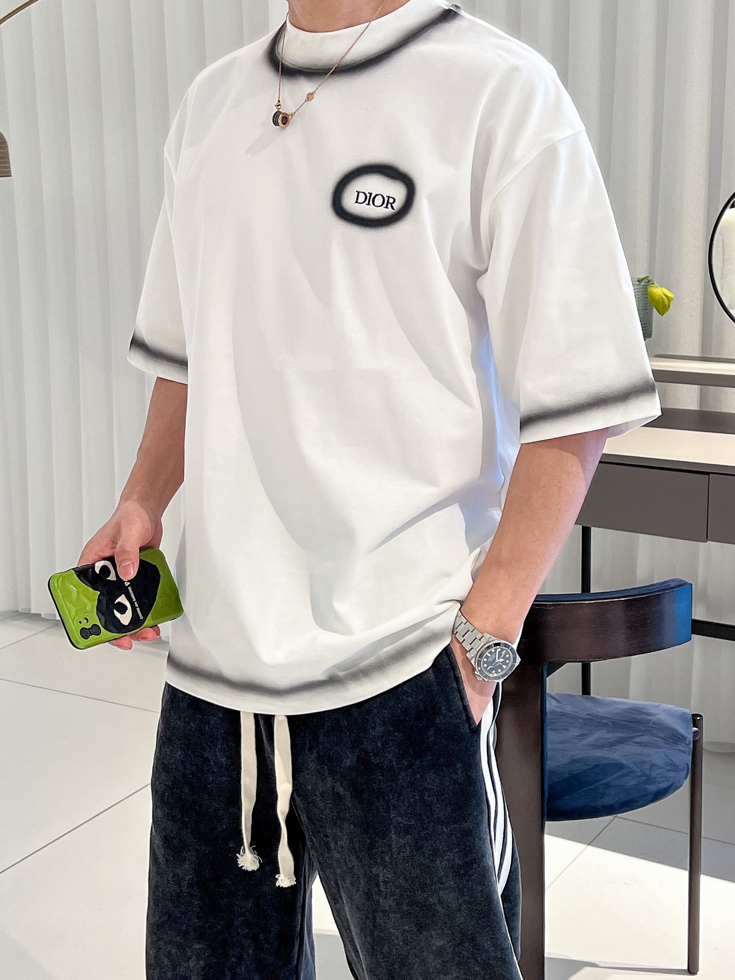 NO:443456,The event model continues to be effective and makes more than 20 more. Dior's new craftsmanship is washed, cut, worn out, and the new spring and summer new model is the latest short-sleeved round-neck T-shirt in the first counter. The same style on the official website, high-end customization, avant-garde and fashionable design!  Brand logo heavy craftsmanship design, high-end pure cotton fabric, soft feel, comfortable to wear, exquisite counter-level car line, fine workmanship, invincible and handsome upper body effect!  A must-have item for handsome men!  Color black white code number M-3XL code number is a little larger. Exclusively available, dior, T-shirt,tees, t-shirt,alexander wang19860909活动款持续有效多让20 迪奥新工艺洗水割烂磨破春夏新款首发专柜最新款短袖圆领T恤 官网同款 高端订制 设计前卫时尚！品牌logo重工艺设计 高端定纯棉面料.手感柔软.穿着舒适.专柜级别精致车线.做工精细.上身效果无敌帅气！型男必备单品！ 颜色黑色 白色 码数M-3XL码数偏大一点 独家专供,,dior,T-shirt,tees，t-shirt,alexander wang,Men's clothing