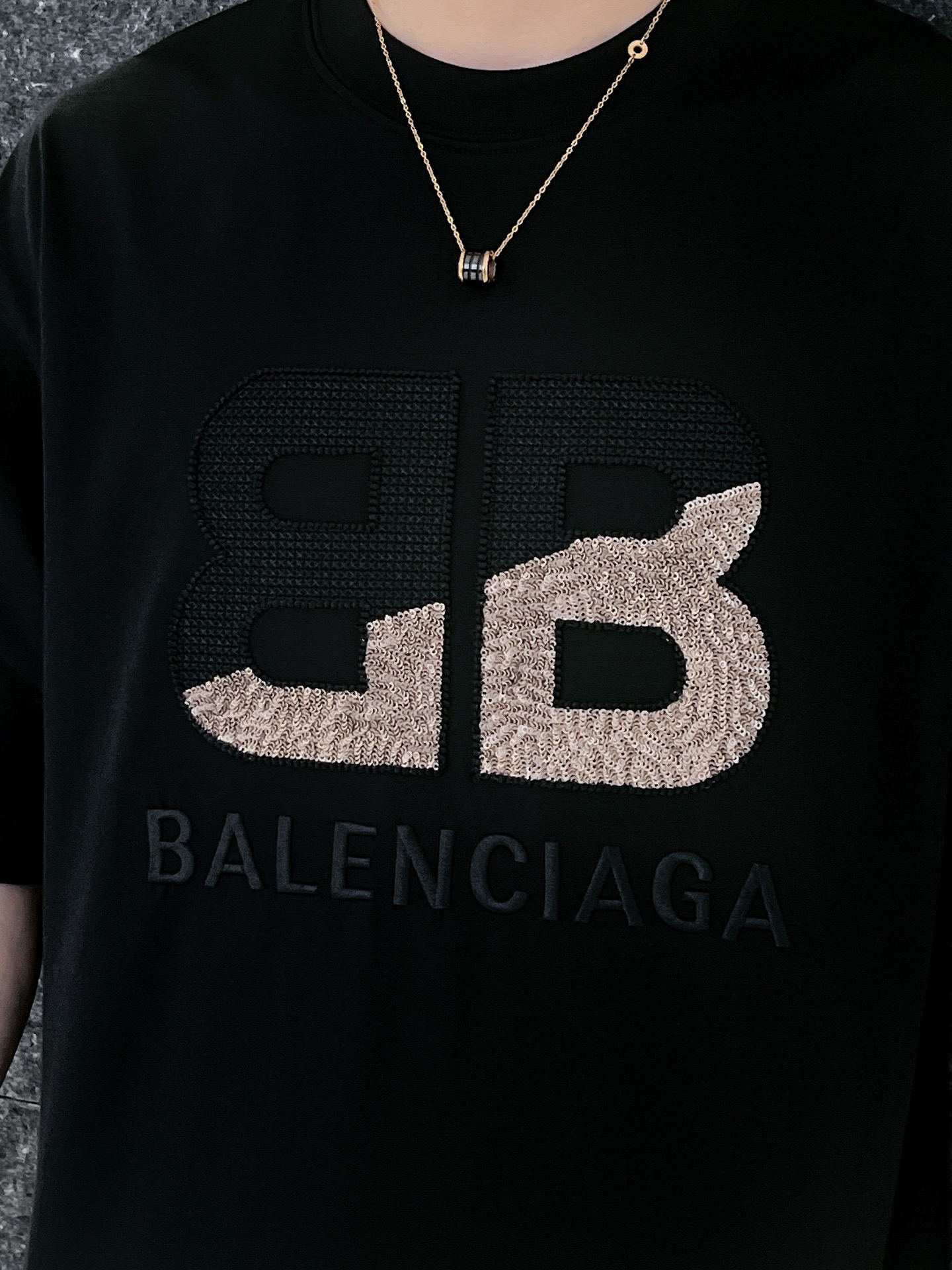 NO:515366,The event model continues to be effective and makes more 20. Balenciaga 2025 new process washing, water cutting, broken and worn spring and summer new model first launch counter latest short-sleeved round neck T-shirt, the same style on the official website, high-end customization, avant-garde and fashionable design!  Brand logo heavy craftsmanship design, high-end pure cotton fabric, soft feel, comfortable to wear, exquisite counter-level car line, fine workmanship, invincible and handsome upper body effect!  A must-have item for handsome men!  Color black white code number M-3XL code number is a little larger, balenciaga, T-shirt,tees, t-shirt,alexander wang19860909活动款持续有效多让20 . 巴黎世家2025新工艺洗水割烂磨破春夏新款首发专柜最新款短袖圆领T恤 官网同款 高端订制 设计前卫时尚！品牌logo重工艺设计 高端定纯棉面料.手感柔软.穿着舒适.专柜级别精致车线.做工精细.上身效果无敌帅气！型男必备单品！ 颜色黑色 白色 码数M-3XL码数偏大一点,,balenciaga,T-shirt,tees，t-shirt,alexander wang,Men's clothing