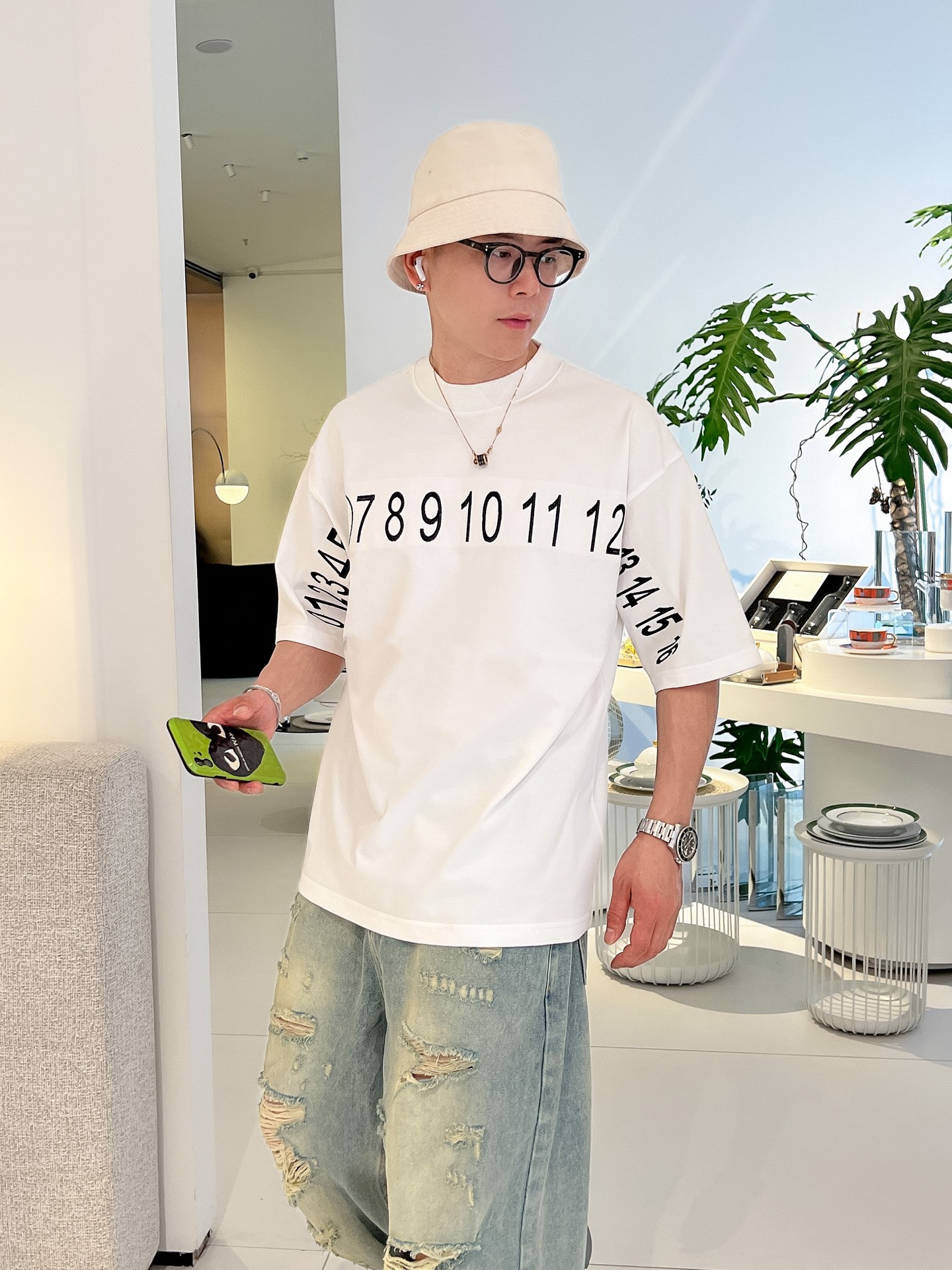 NO:512810,The event model continues to be effective and makes more 20. Majila 2025 new process washing, water cutting, broken and worn spring and summer new styles are the latest short-sleeved round neck T-shirts in the first counter. The same style on the official website, high-end customization, avant-garde and fashionable design!  Brand logo heavy craftsmanship design, high-end pure cotton fabric, soft feel, comfortable to wear, exquisite counter-level car line, fine workmanship, invincible and handsome upper body effect!  A must-have item for handsome men!  Color black white code number M-3XL code number is a little larger, masion margiela, T-shirt,tees, t-shirt,alexander wang19860909活动款持续有效多让20 . 马吉拉2025新工艺洗水割烂磨破春夏新款首发专柜最新款短袖圆领T恤 官网同款 高端订制 设计前卫时尚！品牌logo重工艺设计 高端定纯棉面料.手感柔软.穿着舒适.专柜级别精致车线.做工精细.上身效果无敌帅气！型男必备单品！ 颜色黑色 白色 码数M-3XL码数偏大一点,,masion margiela,T-shirt,tees，t-shirt,alexander wang,Men's clothing