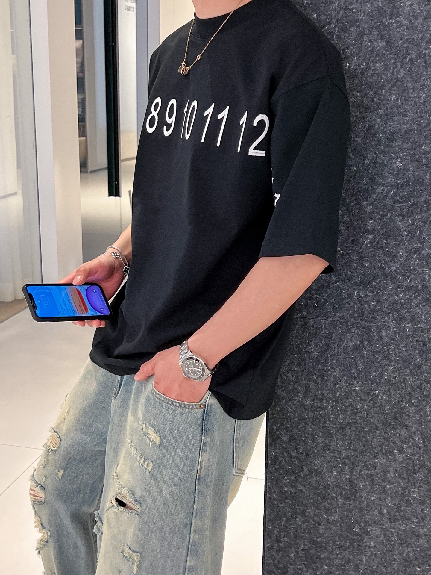 NO:443476,The event model continues to be effective and makes more than 20 more. Majira's new craft is washed, cut, worn out, and the new spring and summer new model is the latest short-sleeved round-neck T-shirt in the first counter. The same style on the official website, high-end customization, avant-garde and fashionable design!  Brand logo heavy craftsmanship design, high-end pure cotton fabric, soft feel, comfortable to wear, exquisite counter-level car line, fine workmanship, invincible and handsome upper body effect!  A must-have item for handsome men!  Color black white code number M-3XL code number is a little larger. Exclusively available, masion margiela, T-shirt,tees, t-shirt,alexander wang19860909活动款持续有效多让20 马吉拉新工艺洗水割烂磨破春夏新款首发专柜最新款短袖圆领T恤 官网同款 高端订制 设计前卫时尚！品牌logo重工艺设计 高端定纯棉面料.手感柔软.穿着舒适.专柜级别精致车线.做工精细.上身效果无敌帅气！型男必备单品！ 颜色黑色 白色 码数M-3XL码数偏大一点 独家专供,,masion margiela,T-shirt,tees，t-shirt,alexander wang,Men's clothing