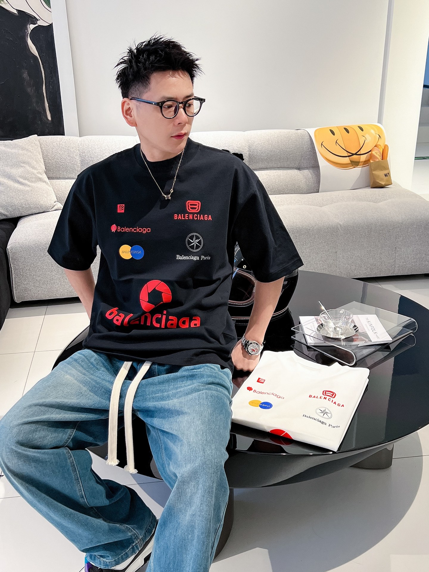 NO:443474,The event model continues to be effective and makes more than 20 more. Balenciaga new craft washing, water cutting, broken and broken spring and summer new styles are the latest short-sleeved round neck T-shirt in the first counter. The same style on the official website, high-end customization, avant-garde and fashionable design!  Brand logo heavy craftsmanship design, high-end pure cotton fabric, soft feel, comfortable to wear, exquisite counter-level car line, fine workmanship, invincible and handsome upper body effect!  A must-have item for handsome men!  Color black white code number M-3XL code number is a little larger. Exclusively available, balenciaga, T-shirt,tees, t-shirt,alexander wang19860909活动款持续有效多让20 巴黎世家新工艺洗水割烂磨破春夏新款首发专柜最新款短袖圆领T恤 官网同款 高端订制 设计前卫时尚！品牌logo重工艺设计 高端定纯棉面料.手感柔软.穿着舒适.专柜级别精致车线.做工精细.上身效果无敌帅气！型男必备单品！ 颜色黑色 白色 码数M-3XL码数偏大一点 独家专供,,balenciaga,T-shirt,tees，t-shirt,alexander wang,Men's clothing