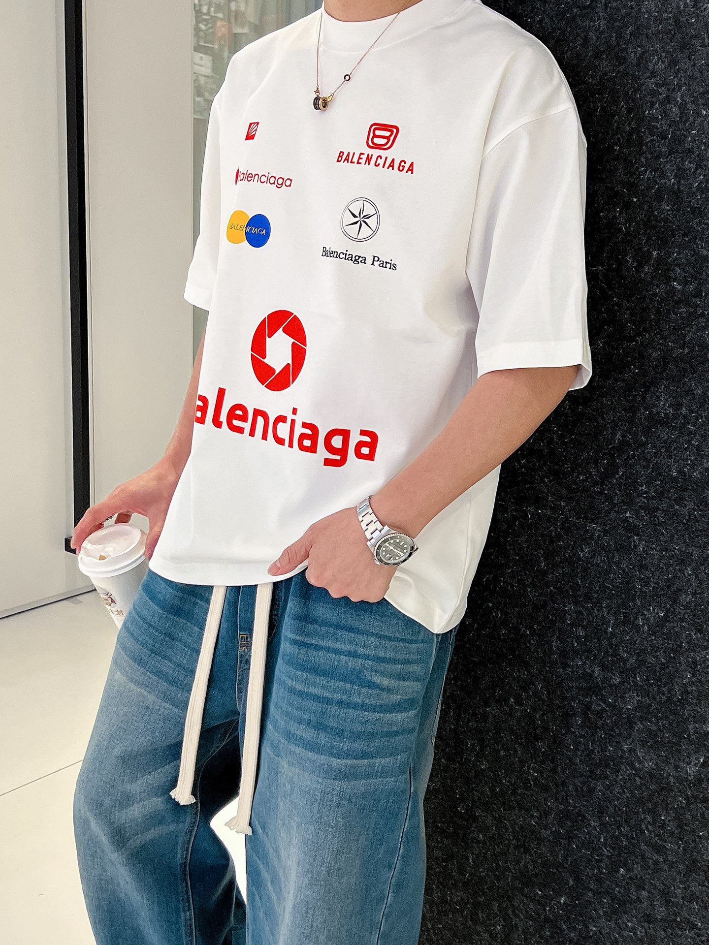 NO:515382,The event model continues to be effective and makes more 20. Balenciaga 2025 new process washing, water cutting, broken and worn spring and summer new model first launch counter latest short-sleeved round neck T-shirt, the same style on the official website, high-end customization, avant-garde and fashionable design!  Brand logo heavy craftsmanship design, high-end pure cotton fabric, soft feel, comfortable to wear, exquisite counter-level car line, fine workmanship, invincible and handsome upper body effect!  A must-have item for handsome men!  Color black white code number M-3XL code number is a little larger, balenciaga, T-shirt,tees, t-shirt,alexander wang19860909活动款持续有效多让20 . 巴黎世家2025新工艺洗水割烂磨破春夏新款首发专柜最新款短袖圆领T恤 官网同款 高端订制 设计前卫时尚！品牌logo重工艺设计 高端定纯棉面料.手感柔软.穿着舒适.专柜级别精致车线.做工精细.上身效果无敌帅气！型男必备单品！ 颜色黑色 白色 码数M-3XL码数偏大一点,,balenciaga,T-shirt,tees，t-shirt,alexander wang,Men's clothing