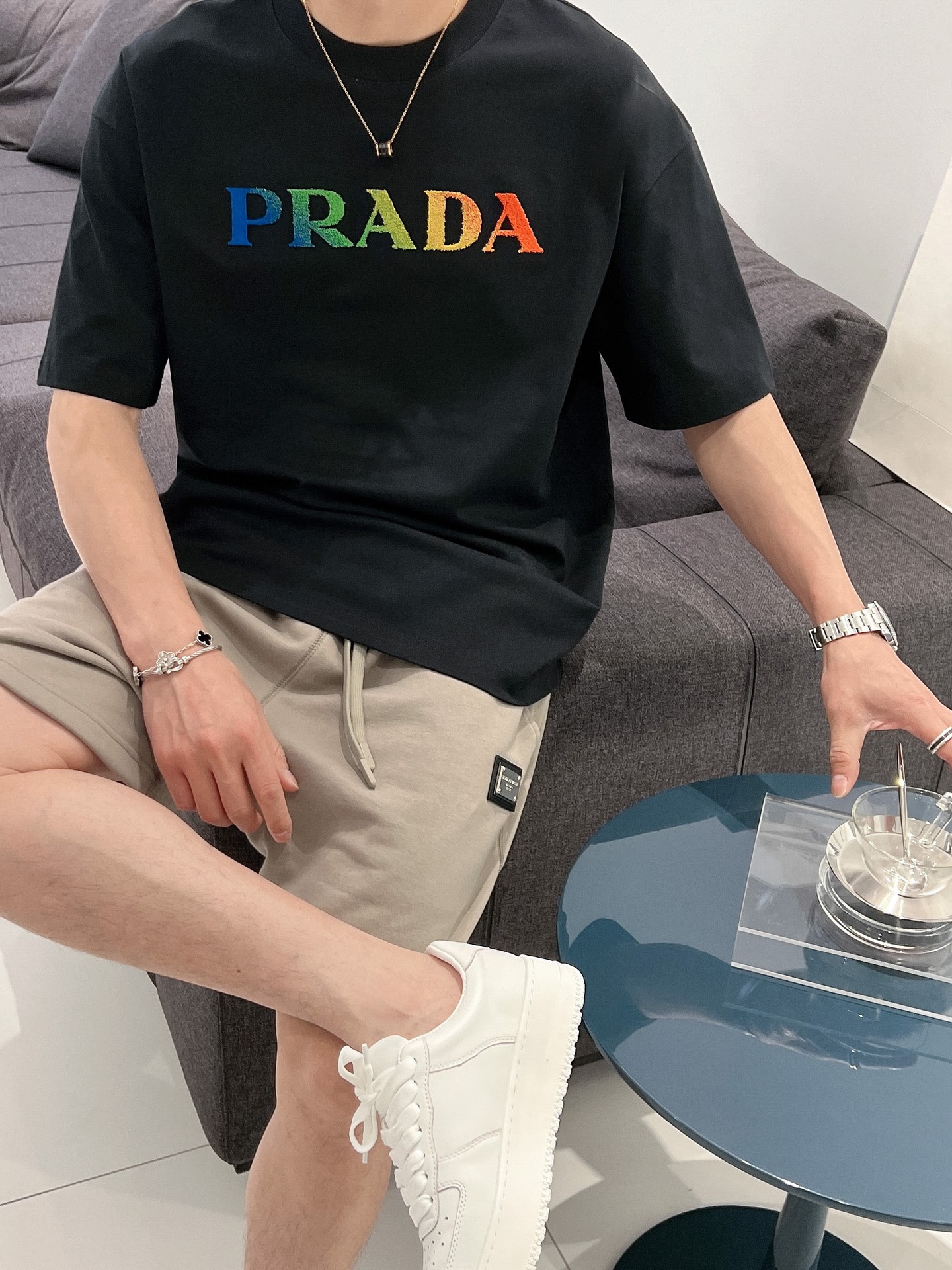 NO:515376,The event model continues to be effective and makes more than 20. Prada 2025 new process washing, water cutting, broken and broken spring and summer new model first launch counter latest short-sleeved round neck T-shirt, the same style on the official website, high-end customization, avant-garde and fashionable design!  Brand logo heavy craftsmanship design, high-end pure cotton fabric, soft feel, comfortable to wear, exquisite counter-level car line, fine workmanship, invincible and handsome upper body effect!  A must-have item for handsome men!  Color black white code number M-3XL code number is a little larger, prada, T-shirt,tees, t-shirt,alexander wang19860909活动款持续有效多让20 . 普拉达2025新工艺洗水割烂磨破春夏新款首发专柜最新款短袖圆领T恤 官网同款 高端订制 设计前卫时尚！品牌logo重工艺设计 高端定纯棉面料.手感柔软.穿着舒适.专柜级别精致车线.做工精细.上身效果无敌帅气！型男必备单品！ 颜色黑色 白色 码数M-3XL码数偏大一点,,prada,T-shirt,tees，t-shirt,alexander wang,Men's clothing