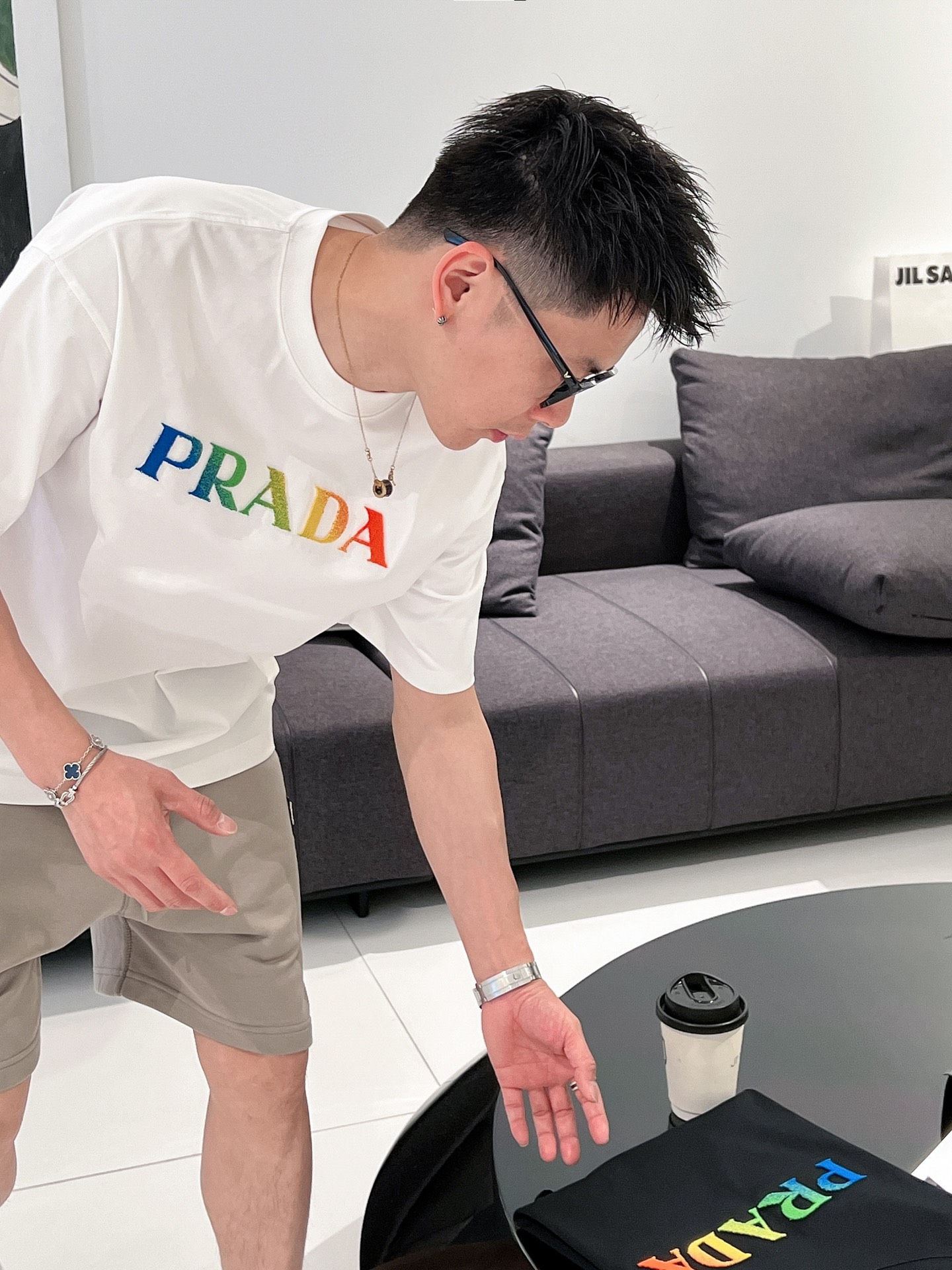 NO:443498,The event model continues to be effective and makes more than 20 more. Prada's new process of washing, cutting, and grinding, spring and summer new styles are the latest short-sleeved round-neck T-shirts in the first counter. The same style on the official website, high-end customization, avant-garde and fashionable design!  Brand logo heavy craftsmanship design, high-end pure cotton fabric, soft feel, comfortable to wear, exquisite counter-level car line, fine workmanship, invincible and handsome upper body effect!  A must-have item for handsome men!  Color black white code number M-3XL code number is a little larger. Exclusively available, prada, T-shirt,tees, t-shirt,alexander wang19860909活动款持续有效多让20 普拉达新工艺洗水割烂磨破春夏新款首发专柜最新款短袖圆领T恤 官网同款 高端订制 设计前卫时尚！品牌logo重工艺设计 高端定纯棉面料.手感柔软.穿着舒适.专柜级别精致车线.做工精细.上身效果无敌帅气！型男必备单品！ 颜色黑色 白色 码数M-3XL码数偏大一点 独家专供,,prada,T-shirt,tees，t-shirt,alexander wang,Men's clothing