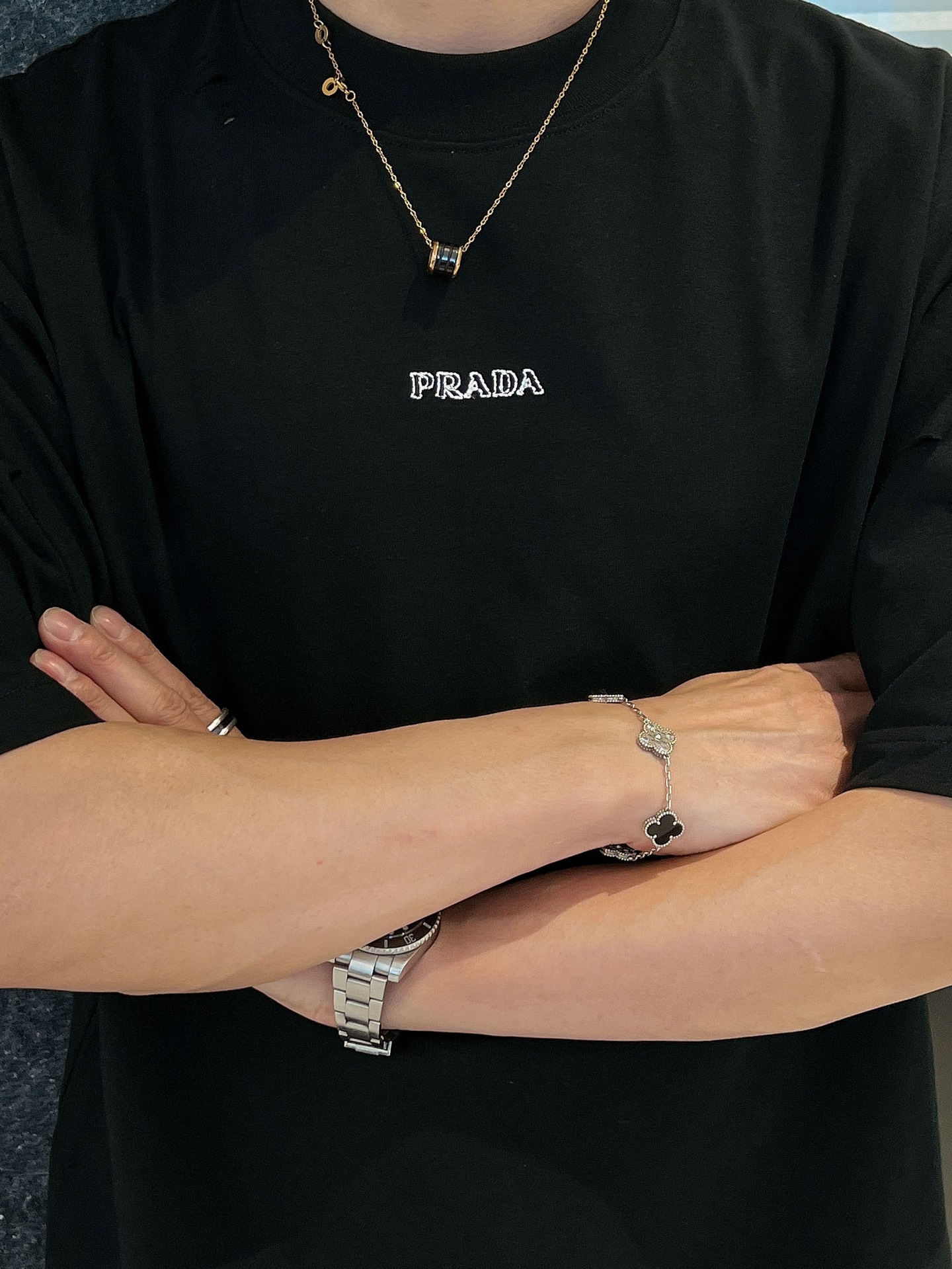 NO:512815,The event model continues to be effective and makes more 20. Prada 2025 new craftsmanship, two-color embroidered spring and summer new style, the latest short-sleeved round-neck T-shirt in the first counter, the same style on the official website, high-end customization, avant-garde and fashionable design!  Brand logo heavy craftsmanship design, high-end pure cotton fabric, soft feel, comfortable to wear, exquisite counter-level car line, fine workmanship, invincible and handsome upper body effect!  A must-have item for handsome men!  Color black white code number M-3XL code, prada, T-shirt,tees, t-shirt,alexander wang19860909活动款持续有效多让20 . 普拉达2025新工艺双色绣花春夏新款首发专柜最新款短袖圆领T恤 官网同款 高端订制 设计前卫时尚！品牌logo重工艺设计 高端定纯棉面料.手感柔软.穿着舒适.专柜级别精致车线.做工精细.上身效果无敌帅气！型男必备单品！ 颜色黑色 白色 码数M-3XL码,,prada,T-shirt,tees，t-shirt,alexander wang,Men's clothing