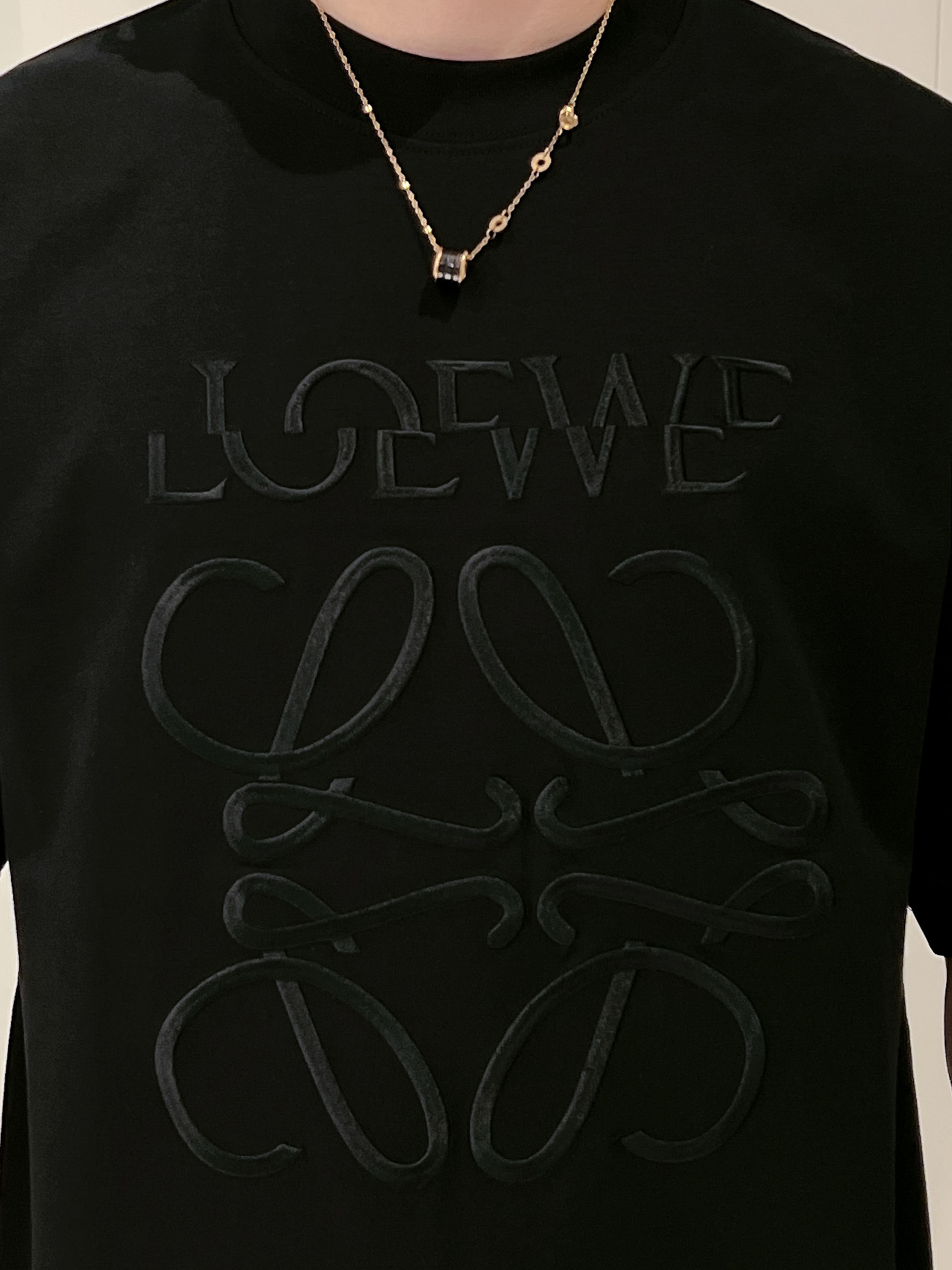 NO:443514,The event model continues to be effective and makes more 20 more. Luo Yiwei's new craftsmanship, two-color embroidered spring and summer new style, the latest short-sleeved round-neck T-shirt in the first counter, the same style on the official website, high-end customization, avant-garde and fashionable design!  Brand logo heavy craftsmanship design, high-end pure cotton fabric, soft feel, comfortable to wear, exquisite counter-level car line, fine workmanship, invincible and handsome upper body effect!  A must-have item for handsome men!  Color black white code M-3XL code exclusively available, loewe, T-shirt,tees, t-shirt,alexander wang19860909活动款持续有效多让20 罗意威新工艺双色绣花春夏新款首发专柜最新款短袖圆领T恤 官网同款 高端订制 设计前卫时尚！品牌logo重工艺设计 高端定纯棉面料.手感柔软.穿着舒适.专柜级别精致车线.做工精细.上身效果无敌帅气！型男必备单品！ 颜色黑色 白色 码数M-3XL码 独家专供,,loewe,T-shirt,tees，t-shirt,alexander wang,Men's clothing