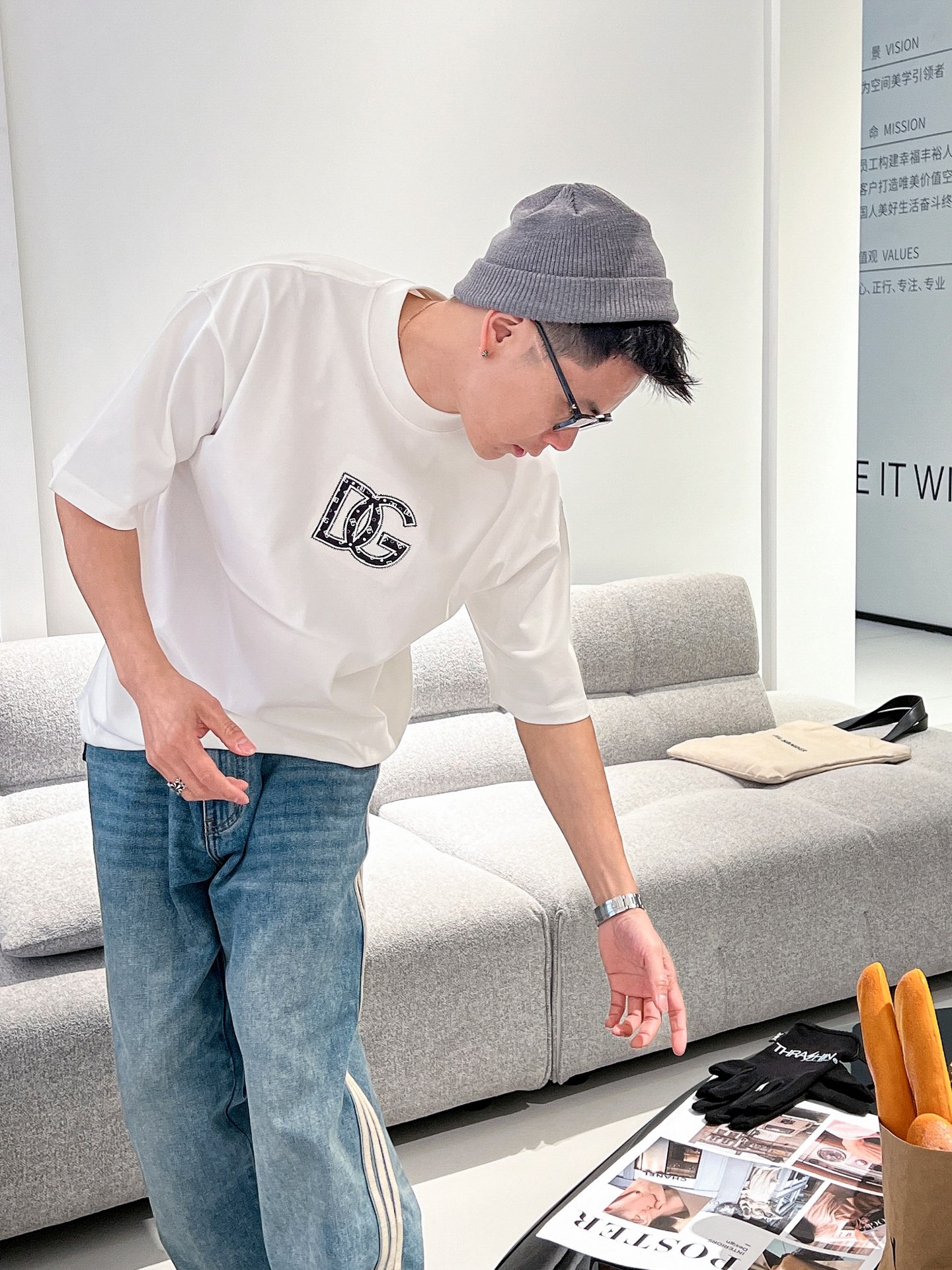 NO:412497,Dolce & Gabbana D&G2025 new craft patch embroidery spring and summer new style first release counter latest short-sleeved round neck T-shirt, the same style on the official website, high-end customization, avant-garde and fashionable design!  Brand logo heavy craftsmanship design, high-end pure cotton fabric, soft feel, comfortable to wear, exquisite counter-level car line, fine workmanship, invincible and handsome upper body effect!  A must-have item for handsome men!  Color black white Number M-3XL code Exclusively available, Dolce&Gabbana, Dolce&Gabbana, T-shirt,tees, t-shirt,alexander wang19860909杜嘉班纳D&G2025新工艺贴布绣花春夏新款首发专柜最新款短袖圆领T恤 官网同款 高端订制 设计前卫时尚！品牌logo重工艺设计 高端定纯棉面料.手感柔软.穿着舒适.专柜级别精致车线.做工精细.上身效果无敌帅气！型男必备单品！ 颜色黑色 白色 码数M-3XL码 独家专供,,Dolce&Gabbana,Dolce&Gabbana,T-shirt,tees，t-shirt,alexander wang,Men's clothing