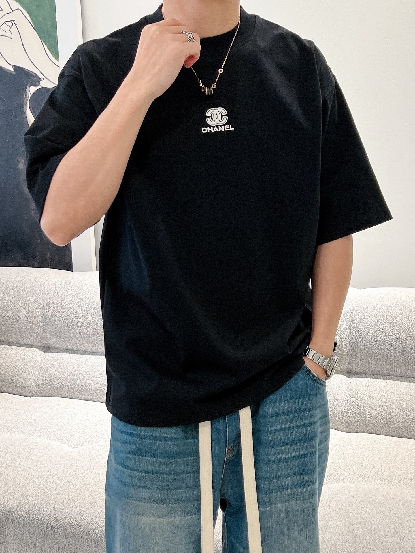 NO:479360,The event model continues to be effective and makes more effective. Chanel 2025 new craftsmanship matte embroidered spring and summer new style first launch counter latest short-sleeved round neck T-shirt. The same style on the official website, high-end customization, avant-garde and fashionable design!  Brand logo heavy craftsmanship design, high-end pure cotton fabric, soft feel, comfortable to wear, exquisite counter-level car line, fine workmanship, invincible and handsome upper body effect!  A must-have item for handsome men!  Color black white Number M-3XL code Exclusively available, chanel, T-shirt,tees, t-shirt,alexander wang19860909活动款持续有效多让20 香奈儿2025新工艺哑光绣花春夏新款首发专柜最新款短袖圆领T恤 官网同款 高端订制 设计前卫时尚！品牌logo重工艺设计 高端定纯棉面料.手感柔软.穿着舒适.专柜级别精致车线.做工精细.上身效果无敌帅气！型男必备单品！ 颜色黑色 白色 码数M-3XL码 独家专供,,chanel,T-shirt,tees，t-shirt,alexander wang,Men's clothing