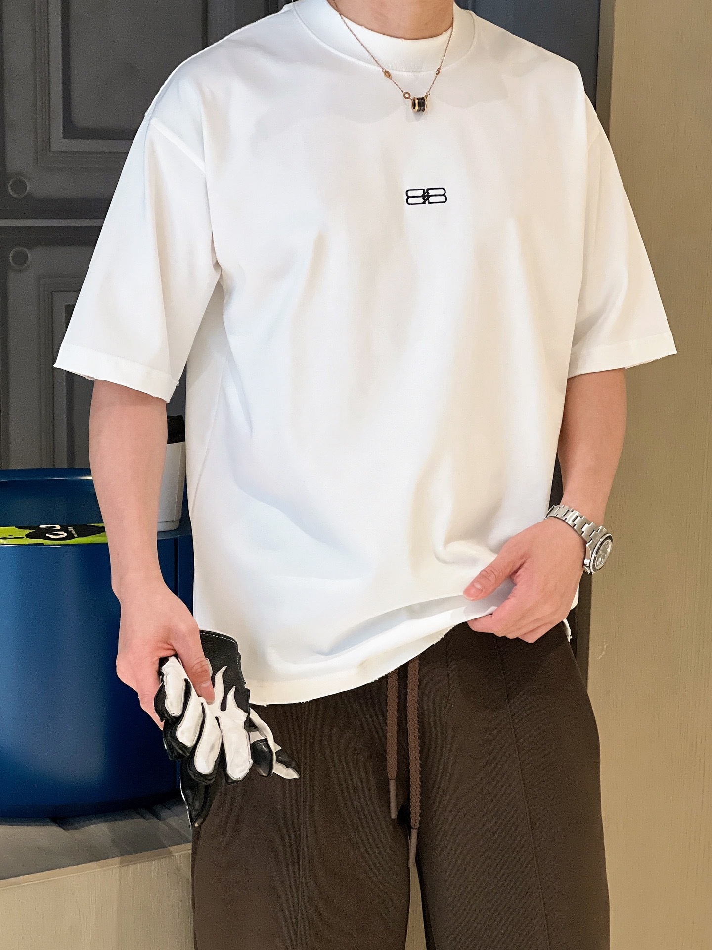 NO:479385,The event model continues to be effective and makes more 20 more effective. Balenciaga 2025 new crafts embroidery, cut and worn, spring and summer new styles, the latest short-sleeved round-neck T-shirt is launched in the counter. The same style on the official website, high-end customization, avant-garde and fashionable design!  Brand logo heavy craftsmanship design, high-end pure cotton fabric, soft feel, comfortable to wear, exquisite counter-level car line, fine workmanship, invincible and handsome upper body effect!  A must-have item for handsome men!  Color black white code number M-3XL code number is a little larger. Exclusively available, balenciaga, T-shirt,tees, t-shirt,alexander wang19860909活动款持续有效多让20 巴黎世家2025新工艺绣花割烂磨破春夏新款首发专柜最新款短袖圆领T恤 官网同款 高端订制 设计前卫时尚！品牌logo重工艺设计 高端定纯棉面料.手感柔软.穿着舒适.专柜级别精致车线.做工精细.上身效果无敌帅气！型男必备单品！ 颜色黑色 白色 码数M-3XL码数偏大一点 独家专供,,balenciaga,T-shirt,tees，t-shirt,alexander wang,Men's clothing