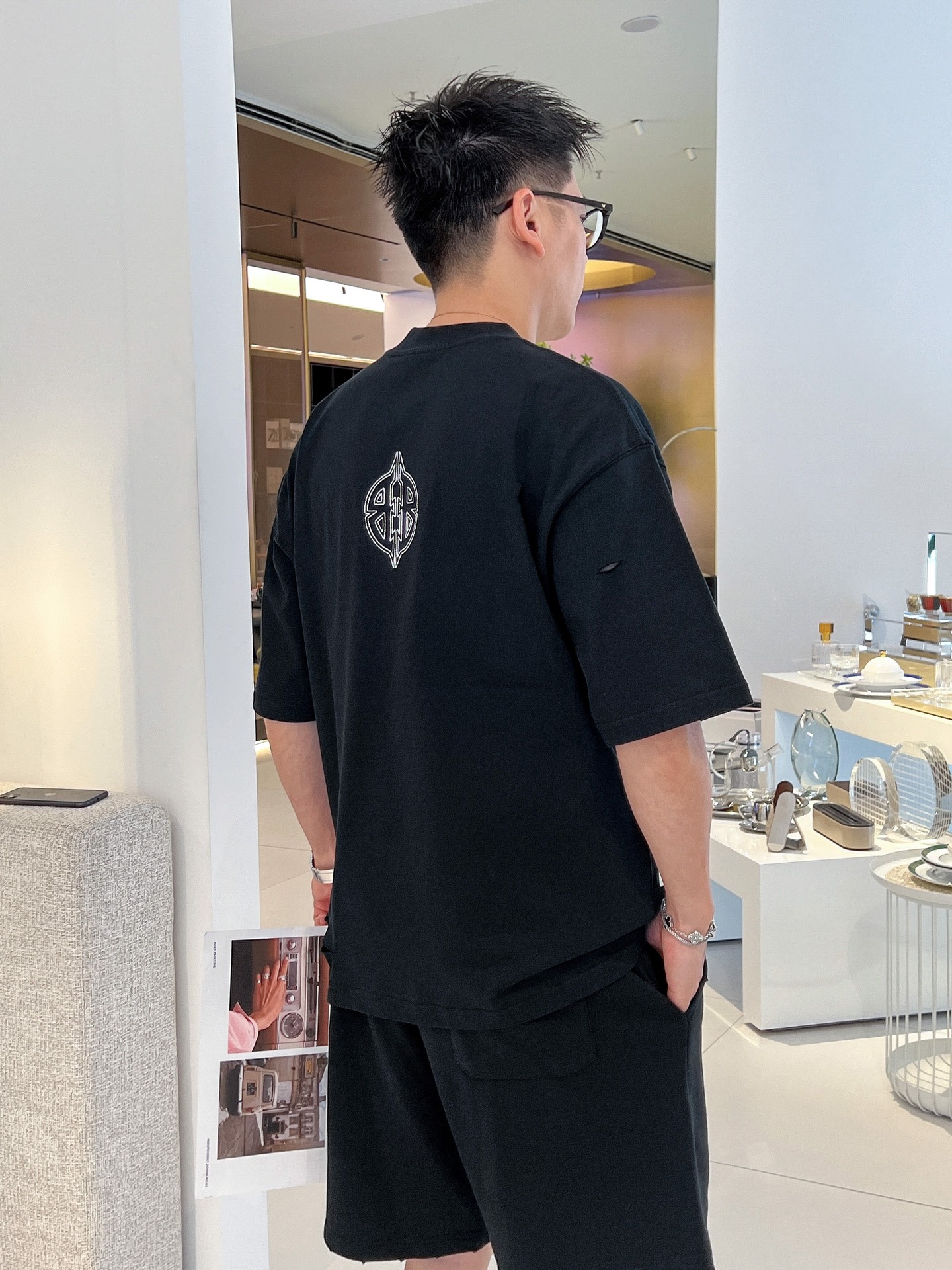 NO:515369,The event model continues to be effective and makes more than 20. Balenciaga 2025 new craft spring and summer new model first launch counter latest short-sleeved round-neck T-shirt, the same style on the official website, high-end customization, avant-garde and fashionable design!  Brand logo heavy craftsmanship design, high-end pure cotton fabric, soft feel, comfortable to wear, exquisite counter-level car line, fine workmanship, invincible and handsome upper body effect!  A must-have item for handsome men!  Color black white code number M-3XL code number, balenciaga, T-shirt,tees, t-shirt,alexander wang19860909活动款持续有效多让20 . 巴黎世家2025新工艺春夏新款首发专柜最新款短袖圆领T恤 官网同款 高端订制 设计前卫时尚！品牌logo重工艺设计 高端定纯棉面料.手感柔软.穿着舒适.专柜级别精致车线.做工精细.上身效果无敌帅气！型男必备单品！ 颜色黑色 白色 码数M-3XL码数,,balenciaga,T-shirt,tees，t-shirt,alexander wang,Men's clothing