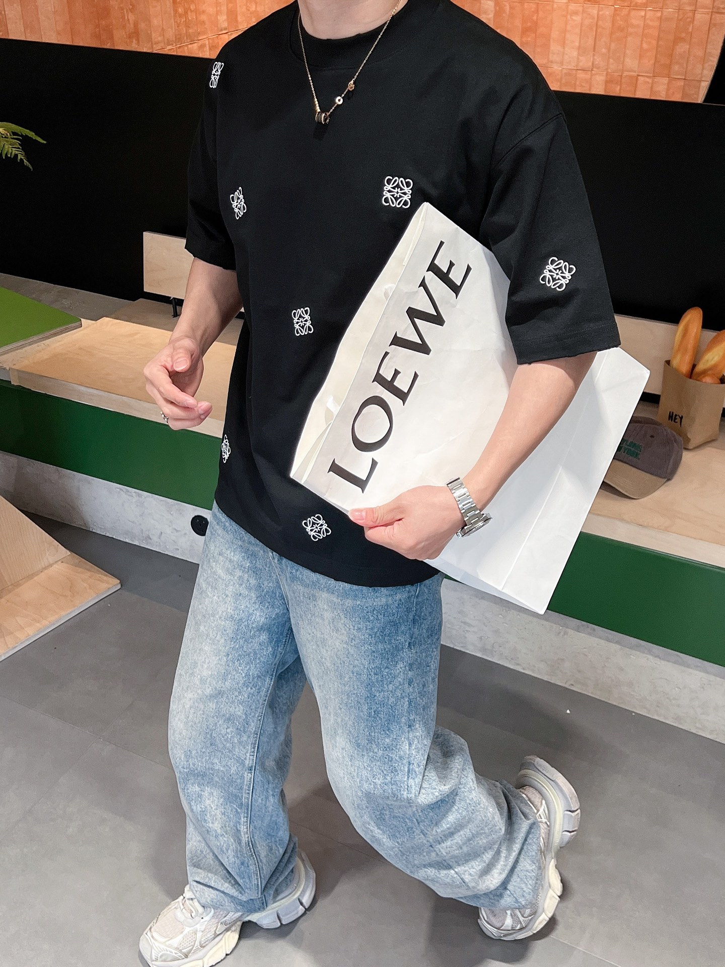 NO:162658,Givenchy's new craftsmanship in spring and summer new styles are launched in the first counter. The latest short-sleeved round-neck T-shirt is the same as the official website. High-end customization is avant-garde and fashionable design!  Brand logo heavy craftsmanship design, high-end pure cotton fabric, soft feel, comfortable to wear, exquisite counter-level car line, fine workmanship, invincible and handsome upper body effect!  A must-have item for handsome men!  Color black white Code number M-3XL Code number exclusively available, given, T-shirt,tees,t-shirt,alexander wang19860909纪梵希2025新工艺春夏新款首发专柜最新款短袖圆领T恤 官网同款 高端订制 设计前卫时尚！品牌logo重工艺设计 高端定纯棉面料.手感柔软.穿着舒适.专柜级别精致车线.做工精细.上身效果无敌帅气！型男必备单品！ 颜色黑色 白色 码数M-3XL码数独家专供,,givenchy,T-shirt,tees，t-shirt,alexander wang,Men's clothing