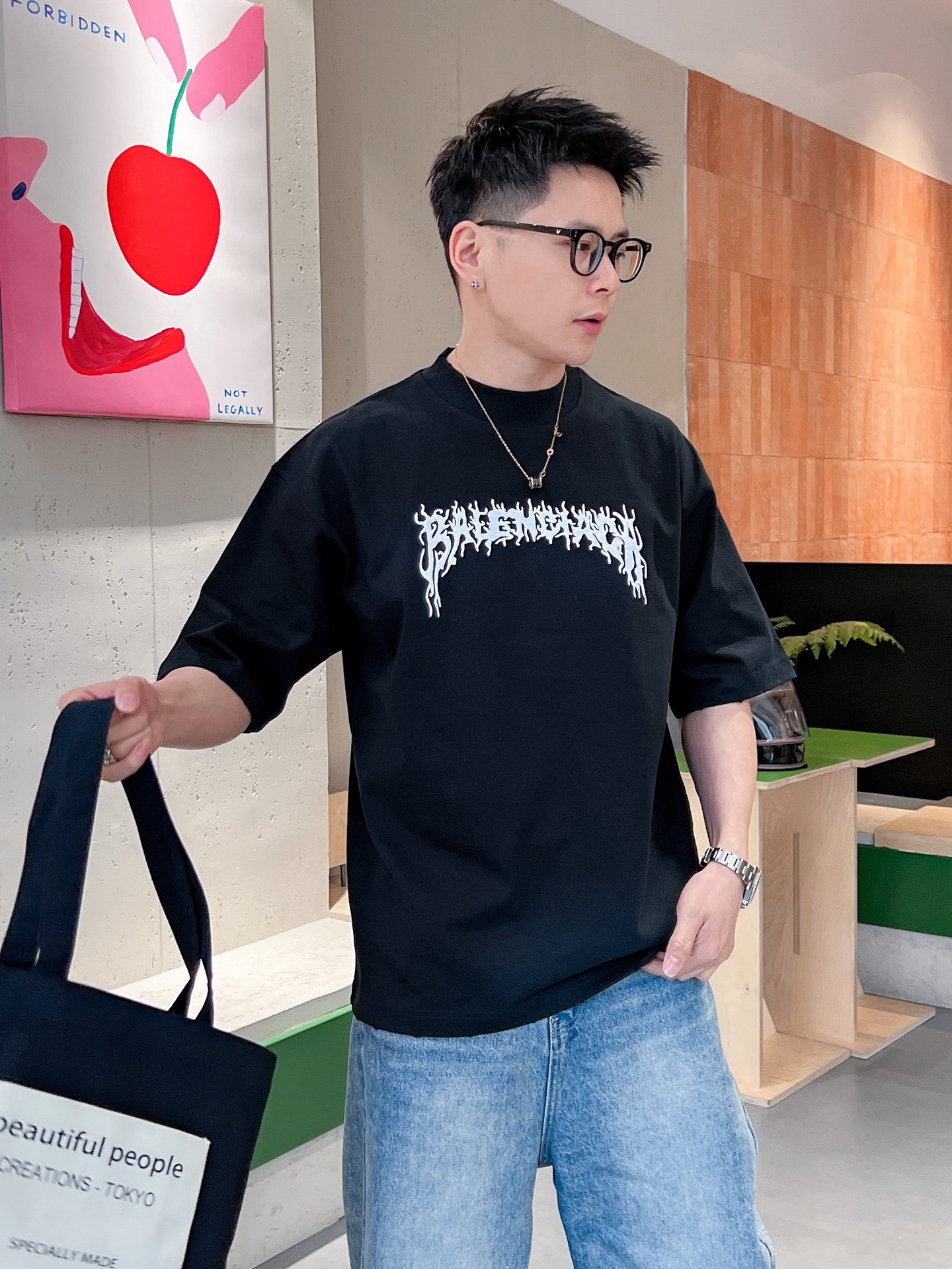 NO:162661,Balenciaga 2025 new craft spring and summer new model first launch counter latest short-sleeved round neck T-shirt, the same style on the official website, high-end customization, avant-garde and fashionable design!  Brand logo heavy craftsmanship design, high-end pure cotton fabric, soft feel, comfortable to wear, exquisite counter-level car line, fine workmanship, invincible and handsome upper body effect!  A must-have item for handsome men!  Color black grey code number M-3XL code number exclusively available, balenciaga, T-shirt,tees, t-shirt,alexander wang19860909巴黎世家2025新工艺春夏新款首发专柜最新款短袖圆领T恤 官网同款 高端订制 设计前卫时尚！品牌logo重工艺设计 高端定纯棉面料.手感柔软.穿着舒适.专柜级别精致车线.做工精细.上身效果无敌帅气！型男必备单品！ 颜色黑色 灰色 码数M-3XL码数独家专供,,balenciaga,T-shirt,tees，t-shirt,alexander wang,Men's clothing