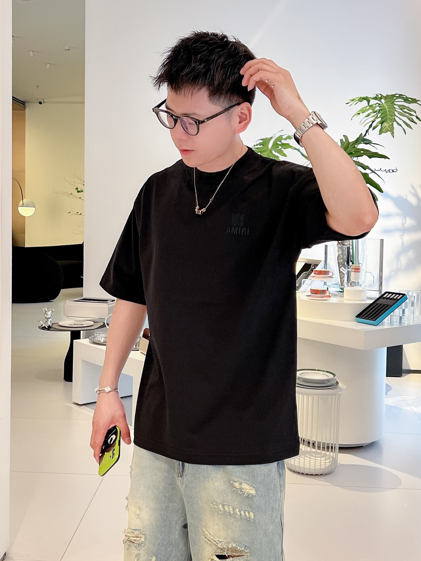 NO:155876,Amy AMIRI 2025 new craft washing spring and summer new style first launch counter latest short-sleeved round neck T-shirt, the same style on the official website, high-end customization, avant-garde and fashionable design!  Brand logo heavy craftsmanship design, high-end pure cotton fabric, soft feel, comfortable to wear, exquisite counter-level car line, fine workmanship, invincible and handsome upper body effect!  A must-have item for handsome men!  Color black white code number M-3XL code number exclusively available, amiri, amiri, T-shirt, tees, t-shirt, alexander wang19860909艾米AMIRI2025新工艺洗春夏新款首发专柜最新款短袖圆领T恤 官网同款 高端订制 设计前卫时尚！品牌logo重工艺设计 高端定纯棉面料.手感柔软.穿着舒适.专柜级别精致车线.做工精细.上身效果无敌帅气！型男必备单品！ 颜色黑色 白色 码数M-3XL码数 独家专供,,amiri,amiri,T-shirt,tees，t-shirt,alexander wang,Men's clothing