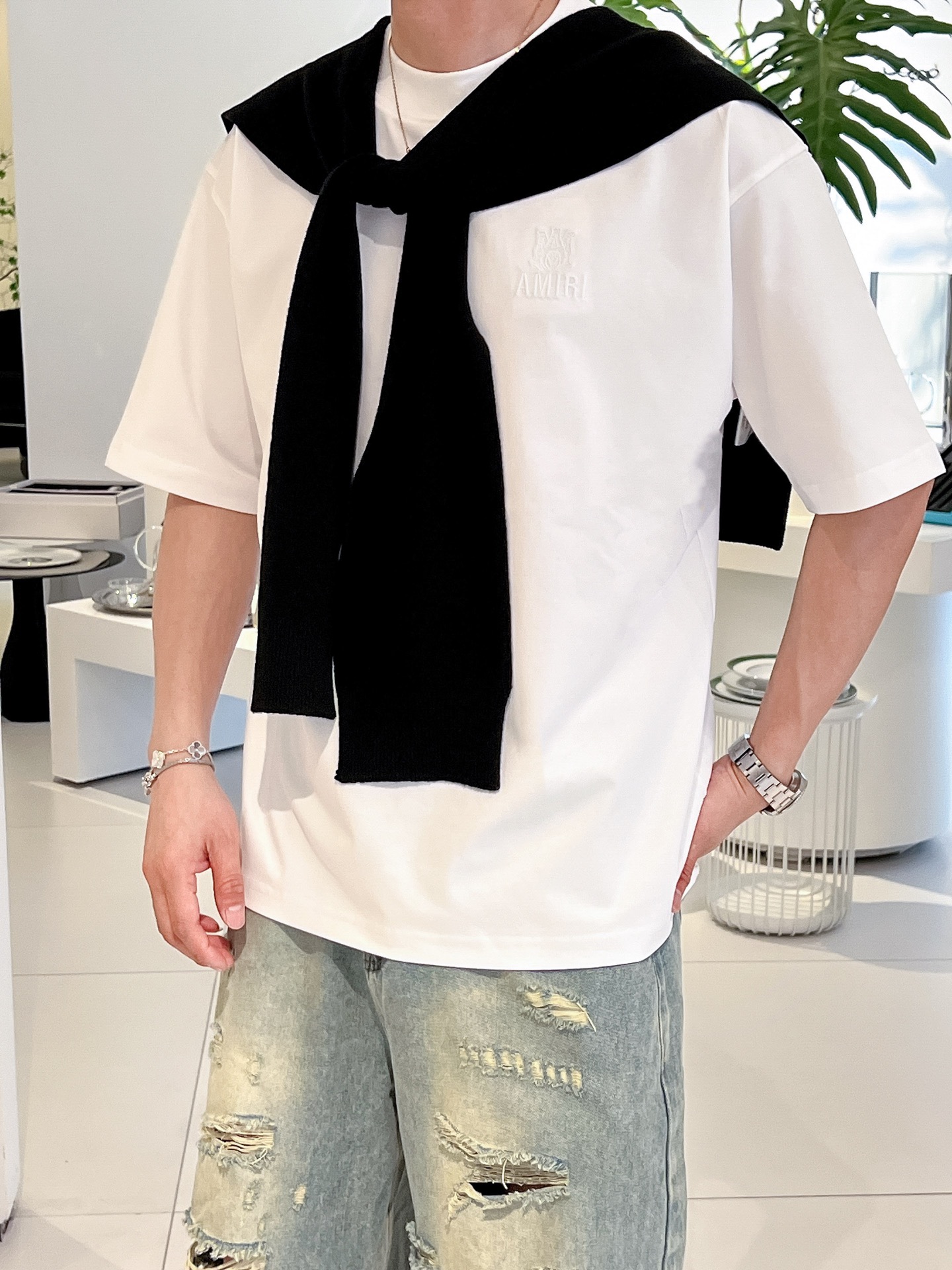 NO:455248,The event model continues to be effective and makes more 20 more. Amy AMIRI 2025 new craftsmanship wash spring and summer new style first launch counter latest short-sleeved round neck T-shirt. The same style on the official website, high-end customization, avant-garde and fashionable design!  Brand logo heavy craftsmanship design, high-end pure cotton fabric, soft feel, comfortable to wear, exquisite counter-level car line, fine workmanship, invincible and handsome upper body effect!  A must-have item for handsome men!  Color black white Code number M-3XL Code number exclusively available, amiri, amiri, T-shirt, tees, t-shirt, alexander wang19860909活动款持续有效多让20 艾米AMIRI2025新工艺洗春夏新款首发专柜最新款短袖圆领T恤 官网同款 高端订制 设计前卫时尚！品牌logo重工艺设计 高端定纯棉面料.手感柔软.穿着舒适.专柜级别精致车线.做工精细.上身效果无敌帅气！型男必备单品！ 颜色黑色 白色 码数M-3XL码数独家专供,,amiri,amiri,T-shirt,tees，t-shirt,alexander wang,Men's clothing