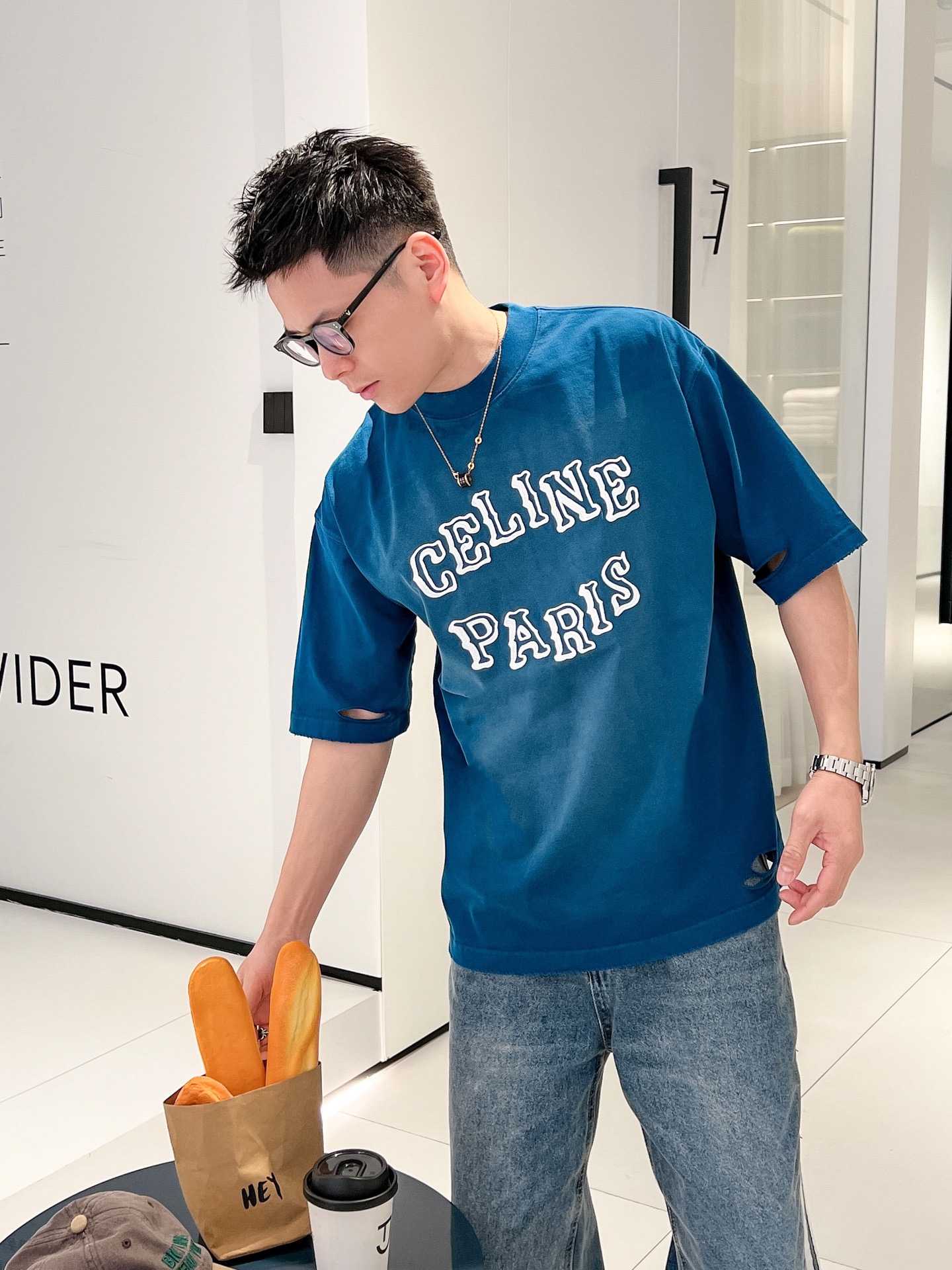 NO:455257,The event model continues to be effective and makes more 20 more. Selin 2025 new craft washing, water cutting, broken and worn spring and summer new styles are the latest short-sleeved round neck T-shirts on the official website. The same style is high-end customization and avant-garde and fashionable design!  Brand logo heavy craftsmanship design, high-end pure cotton fabric, soft feel, comfortable to wear, exquisite counter-level car line, fine workmanship, invincible and handsome upper body effect!  A must-have item for handsome men!  Color black blue code number M-3XL code number exclusive, celine, T-shirt,tees, t-shirt,alexander wang19860909活动款持续有效多让20 赛琳2025新工艺洗水割烂磨破春夏新款首发专柜最新款短袖圆领T恤 官网同款 高端订制 设计前卫时尚！品牌logo重工艺设计 高端定纯棉面料.手感柔软.穿着舒适.专柜级别精致车线.做工精细.上身效果无敌帅气！型男必备单品！ 颜色黑色 蓝色 码数M-3XL码数独家专供,,celine,T-shirt,tees，t-shirt,alexander wang,Men's clothing