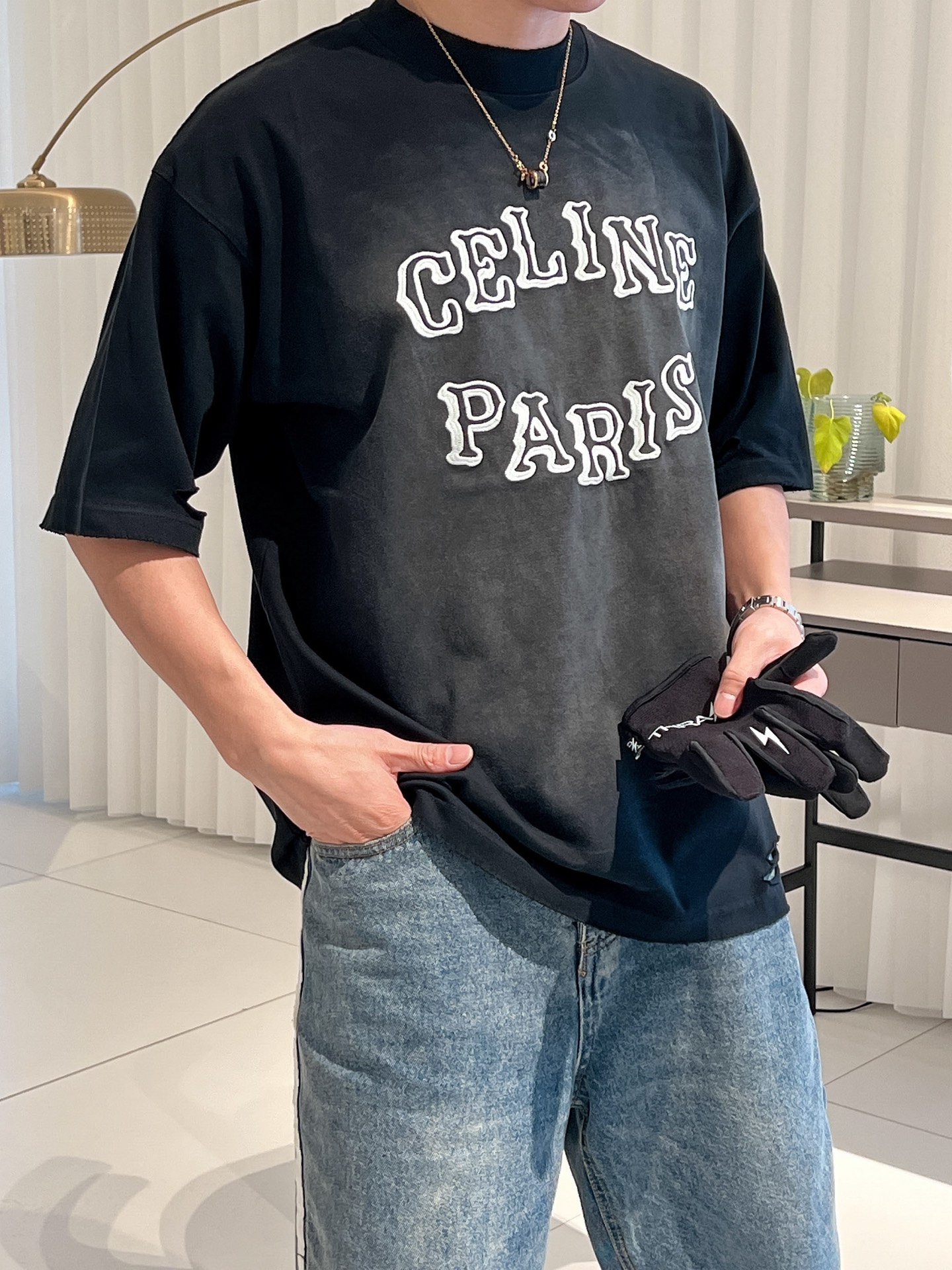 NO:443468,The event model continues to be effective and makes more 20 more. Selin's new craft is washed, cut, worn out, and the new spring and summer new style is the first-time counter. The latest short-sleeved round-neck T-shirt is the same as the official website. High-end customization is avant-garde and fashionable design!  Brand logo heavy craftsmanship design, high-end pure cotton fabric, soft feel, comfortable to wear, exquisite counter-level car line, fine workmanship, invincible and handsome upper body effect!  A must-have item for handsome men!  Color black blue code number M-3XL code number exclusively available, celine, T-shirt,tees, t-shirt,alexander wang19860909活动款持续有效多让20 赛琳新工艺洗水割烂磨破春夏新款首发专柜最新款短袖圆领T恤 官网同款 高端订制 设计前卫时尚！品牌logo重工艺设计 高端定纯棉面料.手感柔软.穿着舒适.专柜级别精致车线.做工精细.上身效果无敌帅气！型男必备单品！ 颜色黑色 蓝色 码数M-3XL码数 独家专供,,celine,T-shirt,tees，t-shirt,alexander wang,Men's clothing