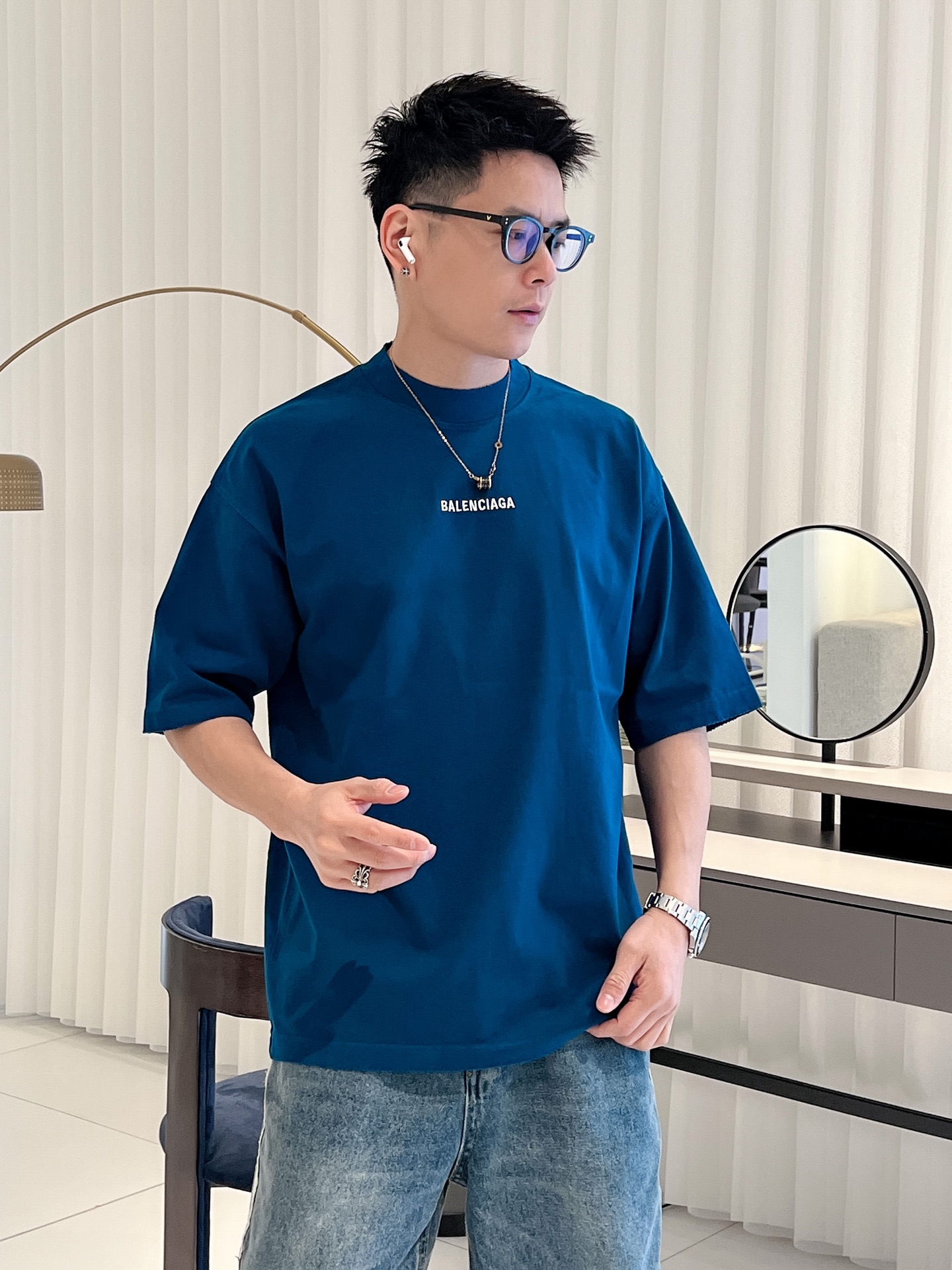 NO:443530,The event model continues to be effective and makes more than 20 more. Balenciaga new craft washing, water cutting, broken and broken spring and summer new styles are the latest short-sleeved round neck T-shirt in the first counter. The same style on the official website, high-end customization, avant-garde and fashionable design!  Brand logo heavy craftsmanship design, high-end pure cotton fabric, soft feel, comfortable to wear, exquisite counter-level car line, fine workmanship, invincible and handsome upper body effect!  A must-have item for handsome men!  Color black blue code number M-3XL code number exclusively available, balenciaga, T-shirt,tees, t-shirt,alexander wang19860909活动款持续有效多让20 巴黎世家新工艺洗水割烂磨破春夏新款首发专柜最新款短袖圆领T恤 官网同款 高端订制 设计前卫时尚！品牌logo重工艺设计 高端定纯棉面料.手感柔软.穿着舒适.专柜级别精致车线.做工精细.上身效果无敌帅气！型男必备单品！ 颜色黑色 蓝色 码数M-3XL码数 独家专供,,balenciaga,T-shirt,tees，t-shirt,alexander wang,Men's clothing