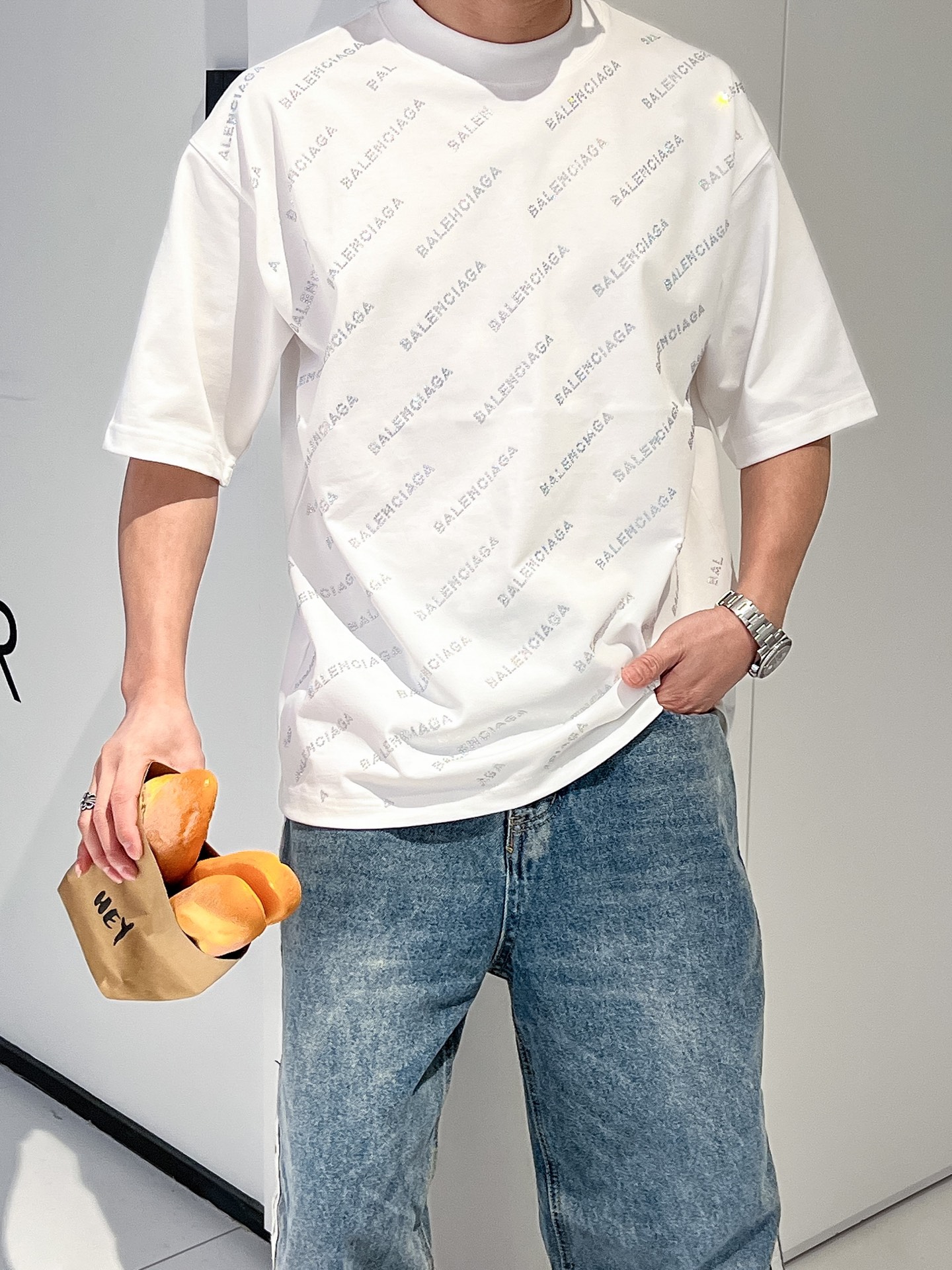 NO:443451,The event model continues to be effective and more than 20. The new spring and summer new model of Balenciaga new model is launched in the counter. The latest short-sleeved round-neck T-shirt is the same as the official website. High-end customization and avant-garde and fashionable design!  Brand logo heavy craftsmanship design, high-end pure cotton fabric, soft feel, comfortable to wear, exquisite counter-level car line, fine workmanship, invincible and handsome upper body effect!  A must-have item for handsome men!  Color black white code number M-3XL code number exclusively available, balenciaga, T-shirt,tees, t-shirt,alexander wang19860909活动款持续有效多让20 巴黎世家新工艺洗春夏新款首发专柜最新款短袖圆领T恤 官网同款 高端订制 设计前卫时尚！品牌logo重工艺设计 高端定纯棉面料.手感柔软.穿着舒适.专柜级别精致车线.做工精细.上身效果无敌帅气！型男必备单品！ 颜色黑色 白色 码数M-3XL码数 独家专供,,balenciaga,T-shirt,tees，t-shirt,alexander wang,Men's clothing