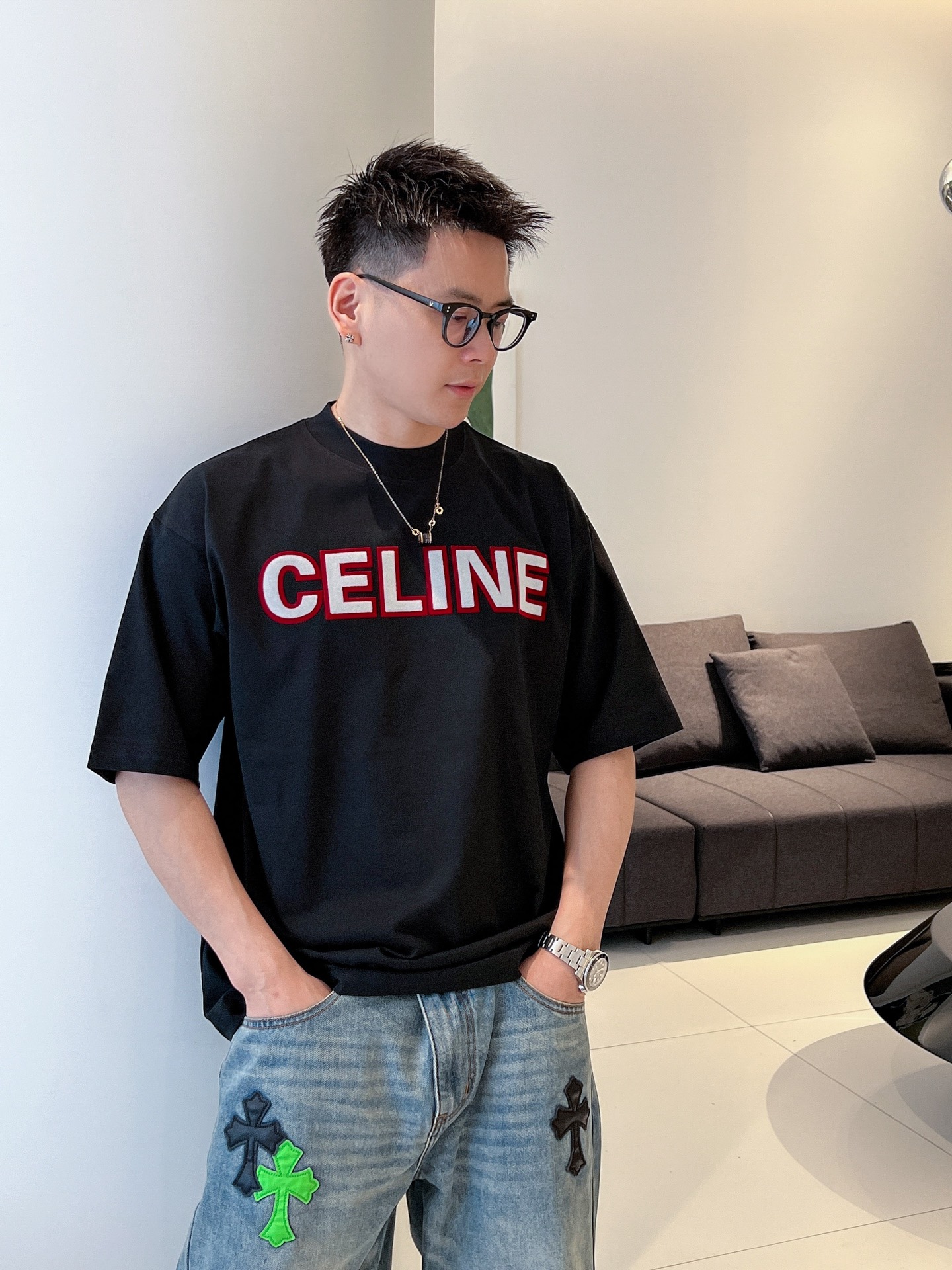 NO:455262,The event model continues to be effective and makes more 20 more. Selin 2025 new craftsmanship wash spring and summer new style first launch counter latest short-sleeved round neck T-shirt, the same style on the official website, high-end customization, avant-garde and fashionable design!  Brand logo heavy craftsmanship design, high-end pure cotton fabric, soft feel, comfortable to wear, exquisite counter-level car line, fine workmanship, invincible and handsome upper body effect!  A must-have item for handsome men!  Color black white code number M-3XL code number exclusively available, celine, T-shirt,tees, t-shirt,alexander wang19860909活动款持续有效多让20 赛琳2025新工艺洗春夏新款首发专柜最新款短袖圆领T恤 官网同款 高端订制 设计前卫时尚！品牌logo重工艺设计 高端定纯棉面料.手感柔软.穿着舒适.专柜级别精致车线.做工精细.上身效果无敌帅气！型男必备单品！ 颜色黑色 白色 码数M-3XL码数独家专供,,celine,T-shirt,tees，t-shirt,alexander wang,Men's clothing