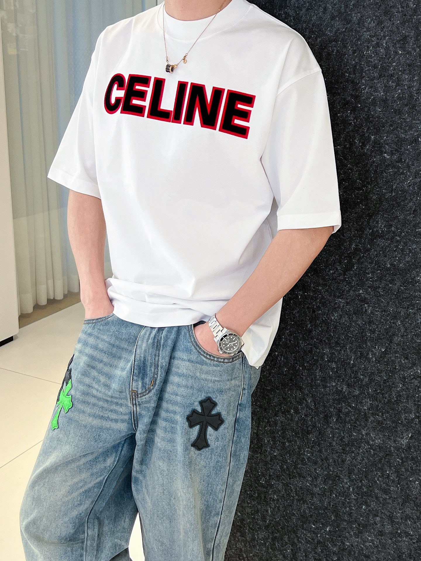 NO:155872,Selin 2025 new craft washing spring and summer new style first launch counter latest short-sleeved round neck T-shirt, the same style on the official website, high-end customization, avant-garde and fashionable design!  Brand logo heavy craftsmanship design, high-end pure cotton fabric, soft feel, comfortable to wear, exquisite counter-level car line, fine workmanship, invincible and handsome upper body effect!  A must-have item for handsome men!  Color black white code number M-3XL code number exclusively available, celine, T-shirt,tees, t-shirt,alexander wang19860909赛琳2025新工艺洗春夏新款首发专柜最新款短袖圆领T恤 官网同款 高端订制 设计前卫时尚！品牌logo重工艺设计 高端定纯棉面料.手感柔软.穿着舒适.专柜级别精致车线.做工精细.上身效果无敌帅气！型男必备单品！ 颜色黑色 白色 码数M-3XL码数 独家专供,,celine,T-shirt,tees，t-shirt,alexander wang,Men's clothing