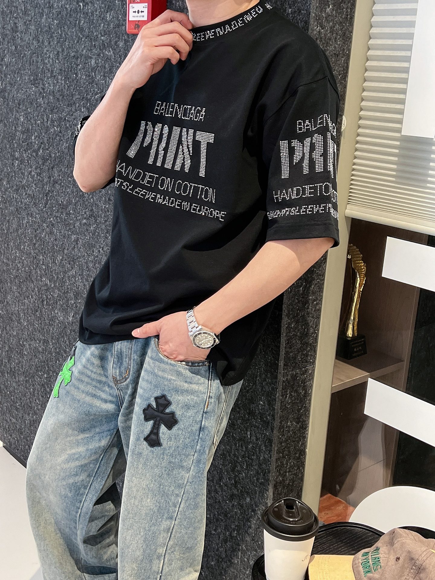 NO:443500,The event model continues to be effective and more than 20. The new spring and summer new model of Balenciaga new model is launched in the counter. The latest short-sleeved round-neck T-shirt is the same as the official website. High-end customization and avant-garde and fashionable design!  Brand logo heavy craftsmanship design, high-end pure cotton fabric, soft feel, comfortable to wear, exquisite counter-level car line, fine workmanship, invincible and handsome upper body effect!  A must-have item for handsome men!  Color black code number M-3XL code number exclusively available, balenciaga, T-shirt,tees, t-shirt,alexander wang19860909活动款持续有效多让20 巴黎世家新工艺洗春夏新款首发专柜最新款短袖圆领T恤 官网同款 高端订制 设计前卫时尚！品牌logo重工艺设计 高端定纯棉面料.手感柔软.穿着舒适.专柜级别精致车线.做工精细.上身效果无敌帅气！型男必备单品！ 颜色黑色 码数M-3XL码数 独家专供,,balenciaga,T-shirt,tees，t-shirt,alexander wang,Men's clothing