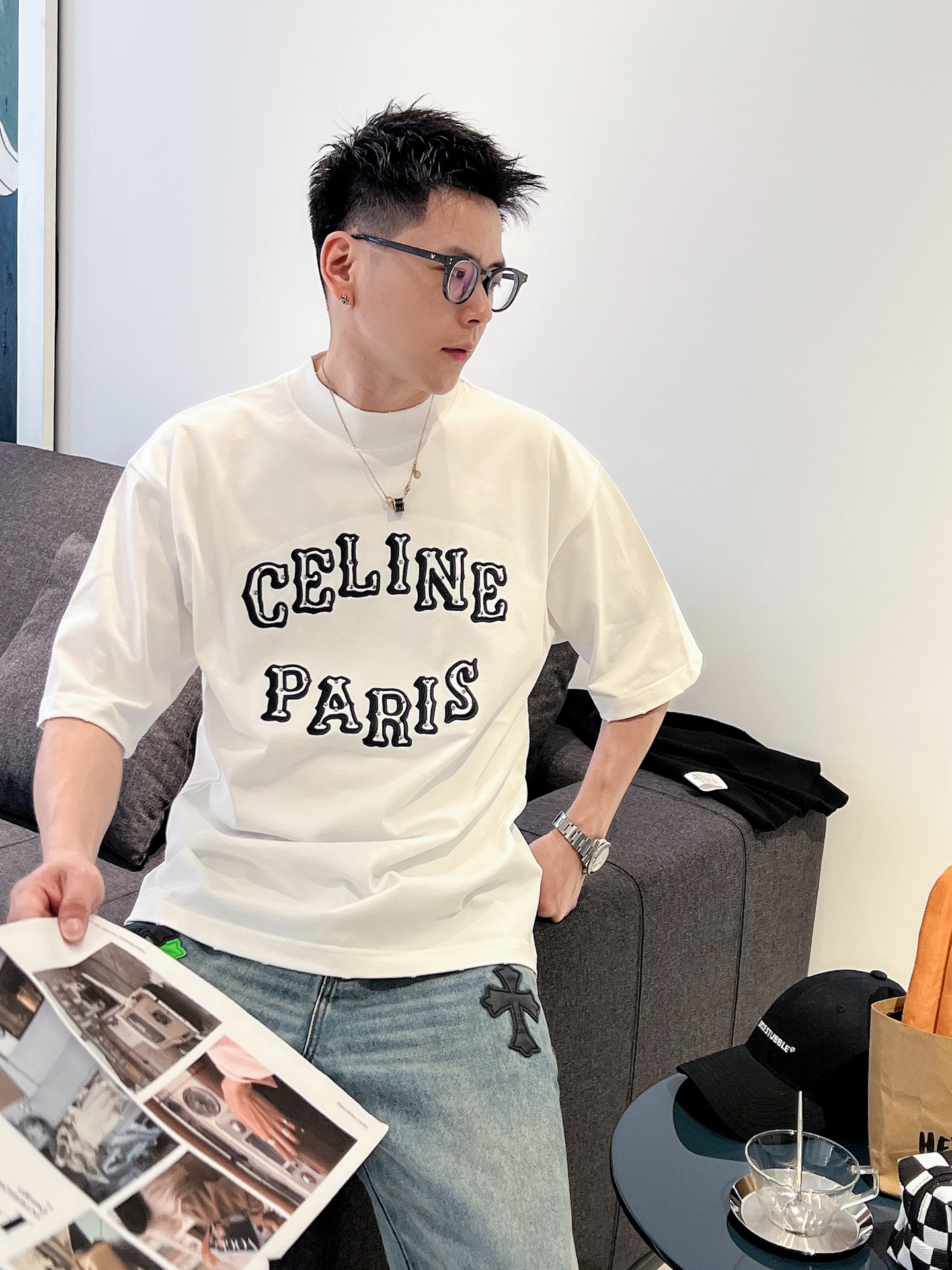 NO:479367,The event model continues to be effective and makes more 20 more. Selin 2025 new craftsmanship wash spring and summer new style first launch counter latest short-sleeved round neck T-shirt, the same style on the official website, high-end customization, avant-garde and fashionable design!  Brand logo heavy craftsmanship design, high-end pure cotton fabric, soft feel, comfortable to wear, exquisite counter-level car line, fine workmanship, invincible and handsome upper body effect!  A must-have item for handsome men!  Color black white code number M-3XL code number exclusively available, celine, T-shirt,tees, t-shirt,alexander wang19860909活动款持续有效多让20 赛琳2025新工艺洗春夏新款首发专柜最新款短袖圆领T恤 官网同款 高端订制 设计前卫时尚！品牌logo重工艺设计 高端定纯棉面料.手感柔软.穿着舒适.专柜级别精致车线.做工精细.上身效果无敌帅气！型男必备单品！ 颜色黑色 白色 码数M-3XL码数 独家专供,,celine,T-shirt,tees，t-shirt,alexander wang,Men's clothing