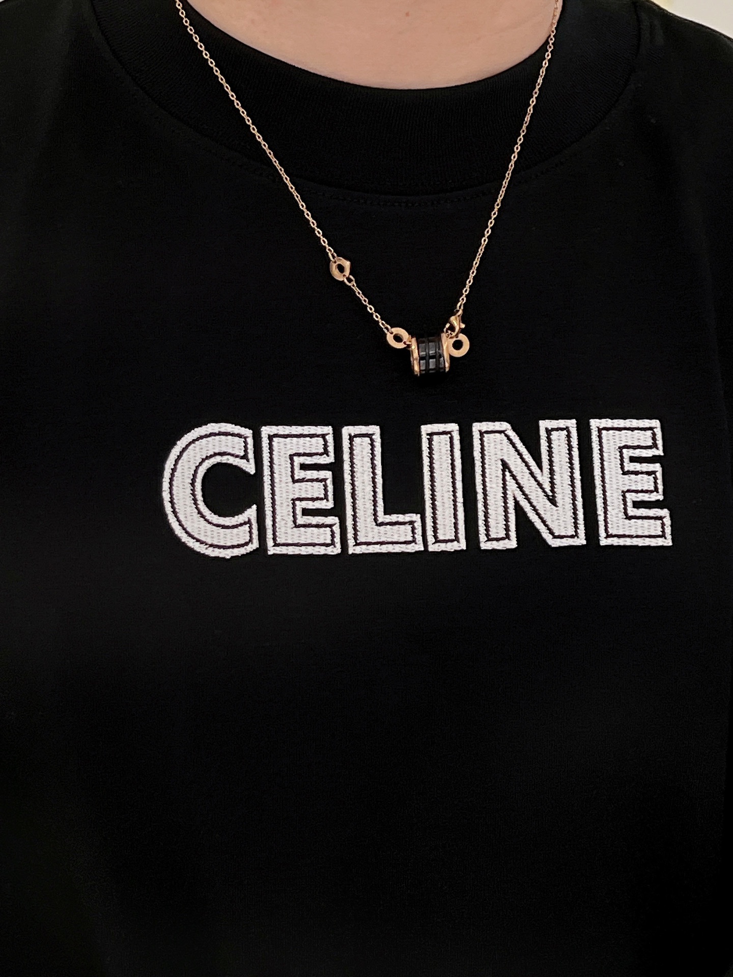 NO:412506,Selin 2025 new craft washing spring and summer new style first launch counter latest short-sleeved round neck T-shirt, the same style on the official website, high-end customization, avant-garde and fashionable design!  Brand logo heavy craftsmanship design, high-end pure cotton fabric, soft feel, comfortable to wear, exquisite counter-level car line, fine workmanship, invincible and handsome upper body effect!  A must-have item for handsome men!  Color black white code number M-3XL code number exclusively available, celine, T-shirt,tees, t-shirt,alexander wang19860909赛琳2025新工艺洗春夏新款首发专柜最新款短袖圆领T恤 官网同款 高端订制 设计前卫时尚！品牌logo重工艺设计 高端定纯棉面料.手感柔软.穿着舒适.专柜级别精致车线.做工精细.上身效果无敌帅气！型男必备单品！ 颜色黑色 白色 码数M-3XL码数 独家专供,,celine,T-shirt,tees，t-shirt,alexander wang,Men's clothing