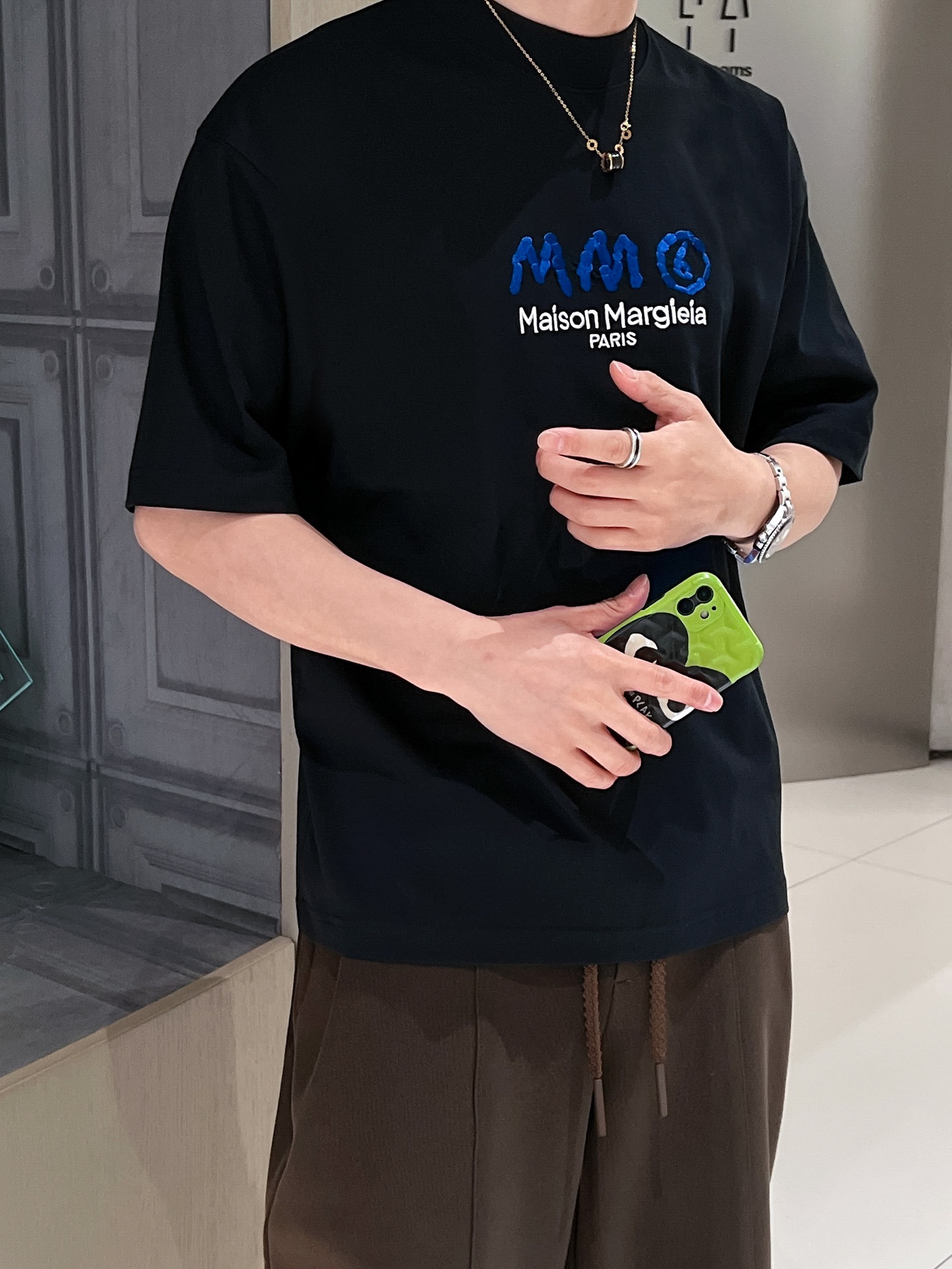 NO:443430,The event model continues to be effective and makes more 20 more. Majira's new craftsmanship washes the spring and summer new styles of the first counter, the latest short-sleeved round-neck T-shirt, the same style on the official website, high-end customization, avant-garde and fashionable design!  Brand logo heavy craftsmanship design, high-end pure cotton fabric, soft feel, comfortable to wear, exquisite counter-level car line, fine workmanship, invincible and handsome upper body effect!  A must-have item for handsome men!  Color black white code number M-3XL code number exclusively available,,masion margiela,T-shirt,tees,t-shirt,alexander wang19860909活动款持续有效多让20 马吉拉新工艺洗春夏新款首发专柜最新款短袖圆领T恤 官网同款 高端订制 设计前卫时尚！品牌logo重工艺设计 高端定纯棉面料.手感柔软.穿着舒适.专柜级别精致车线.做工精细.上身效果无敌帅气！型男必备单品！ 颜色黑色 白色 码数M-3XL码数 独家专供,,masion margiela,T-shirt,tees，t-shirt,alexander wang,Men's clothing