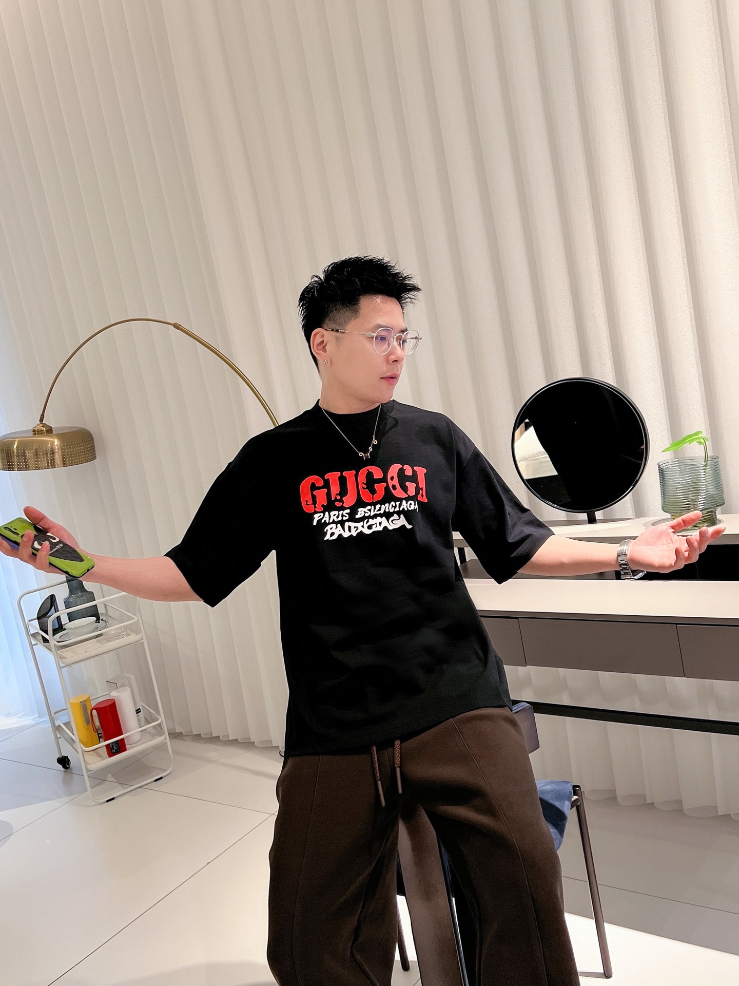 NO:443488,The event model continues to be effective and makes more effective. Gucci's new craftsmanship is the first-time new spring and summer model. The latest short-sleeved round-neck T-shirt is the same as the official website. High-end customization and avant-garde and fashionable design!  Brand logo heavy craftsmanship design, high-end pure cotton fabric, soft feel, comfortable to wear, exquisite counter-level car line, fine workmanship, invincible and handsome upper body effect!  A must-have item for handsome men!  Color black white code number M-3XL code number exclusively available, gucci, T-shirt,tees, t-shirt,alexander wang19860909活动款持续有效多让20 古驰新工艺洗春夏新款首发专柜最新款短袖圆领T恤 官网同款 高端订制 设计前卫时尚！品牌logo重工艺设计 高端定纯棉面料.手感柔软.穿着舒适.专柜级别精致车线.做工精细.上身效果无敌帅气！型男必备单品！ 颜色黑色 白色 码数M-3XL码数 独家专供,,gucci,T-shirt,tees，t-shirt,alexander wang,Men's clothing