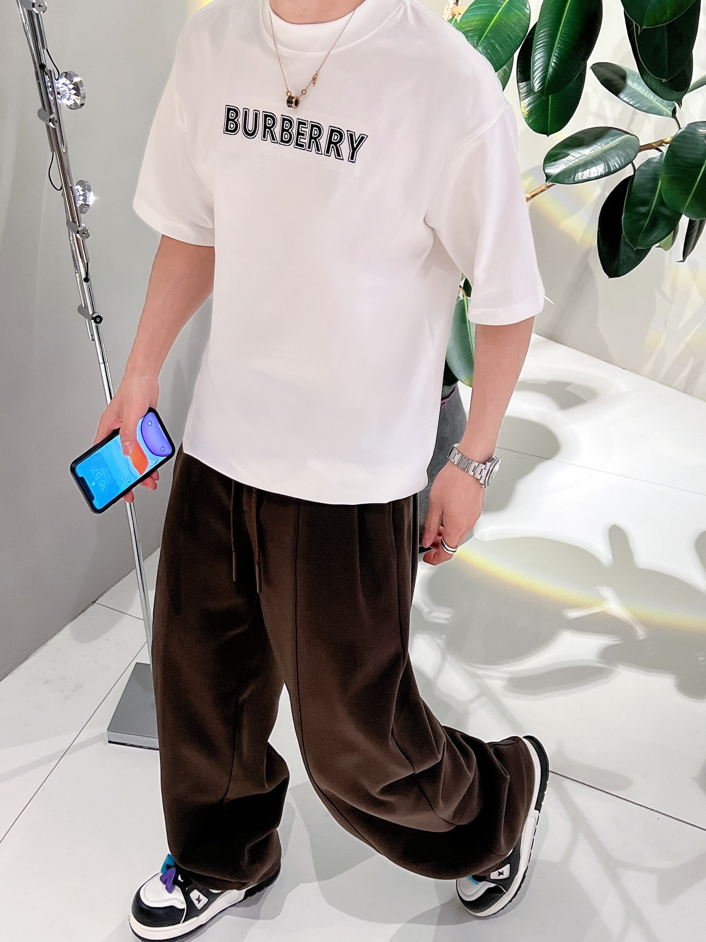 NO:479376,The event model continues to be effective and makes more 20 more. Burberry 2025 new craftsmanship wash spring and summer new style first-time counter latest short-sleeved round-neck T-shirt, the same style on the official website, high-end customization, avant-garde and fashionable design!  Brand logo heavy craftsmanship design, high-end pure cotton fabric, soft feel, comfortable to wear, exquisite counter-level car line, fine workmanship, invincible and handsome upper body effect!  A must-have item for handsome men!  Color black white code number M-3XL code number exclusively available, burberry, T-shirt,tees, t-shirt,alexander wang19860909活动款持续有效多让20 巴宝莉2025新工艺洗春夏新款首发专柜最新款短袖圆领T恤 官网同款 高端订制 设计前卫时尚！品牌logo重工艺设计 高端定纯棉面料.手感柔软.穿着舒适.专柜级别精致车线.做工精细.上身效果无敌帅气！型男必备单品！ 颜色黑色 白色 码数M-3XL码数 独家专供,,burberry,T-shirt,tees，t-shirt,alexander wang,Men's clothing