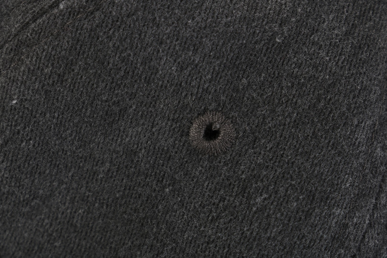 图片[5]-#Acne Studios 24Fw 斑驳圆环字母水洗帽子 前前后后做了快三个月了，之前因为印花细节还有对位问题一直没做好，更换了很多工厂，重新做了印花，一开始也不容易，反反复复去试了几乎十次，印花和帽子厂来回跑，改到吐血的状态，这款帽子的整体和对位可以说是近乎完美的，帽子还要经过两次洗水，成帽前需要做工艺磨毛再去做洗水黑灰效果，印花裁片车好成帽还需要再做一次洗水和手工磨破，辅料全部定做 尺码：60cm头围可调节-选品中心