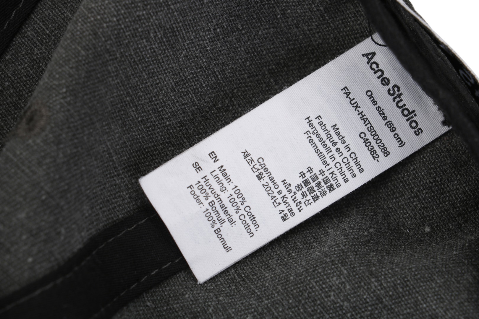 图片[8]-#Acne Studios 24Fw 斑驳圆环字母水洗帽子 前前后后做了快三个月了，之前因为印花细节还有对位问题一直没做好，更换了很多工厂，重新做了印花，一开始也不容易，反反复复去试了几乎十次，印花和帽子厂来回跑，改到吐血的状态，这款帽子的整体和对位可以说是近乎完美的，帽子还要经过两次洗水，成帽前需要做工艺磨毛再去做洗水黑灰效果，印花裁片车好成帽还需要再做一次洗水和手工磨破，辅料全部定做 尺码：60cm头围可调节-选品中心